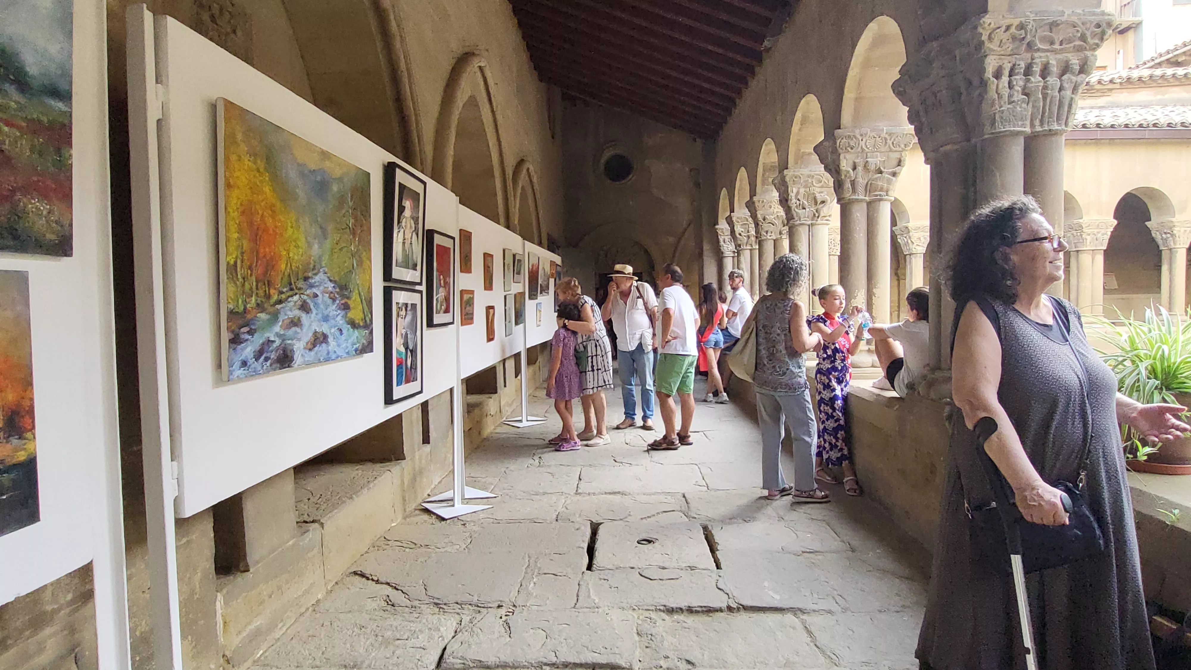 Exposición del grupo Pintores del Casco en los claustros de San Pedro. Foto Mercedes Manterola