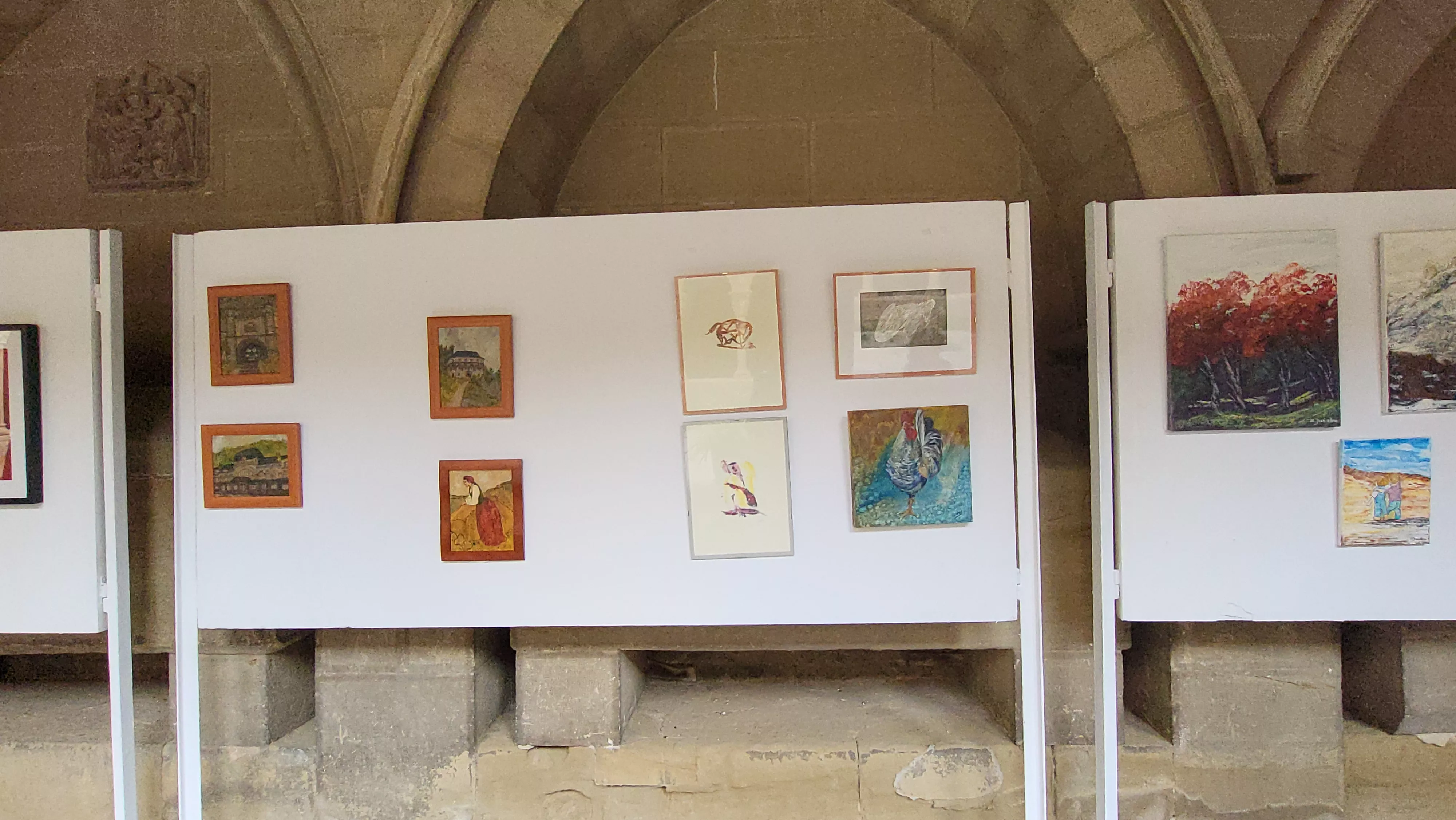 Exposición del grupo Pintores del Casco en los claustros de San Pedro. Foto Mercedes Manterola