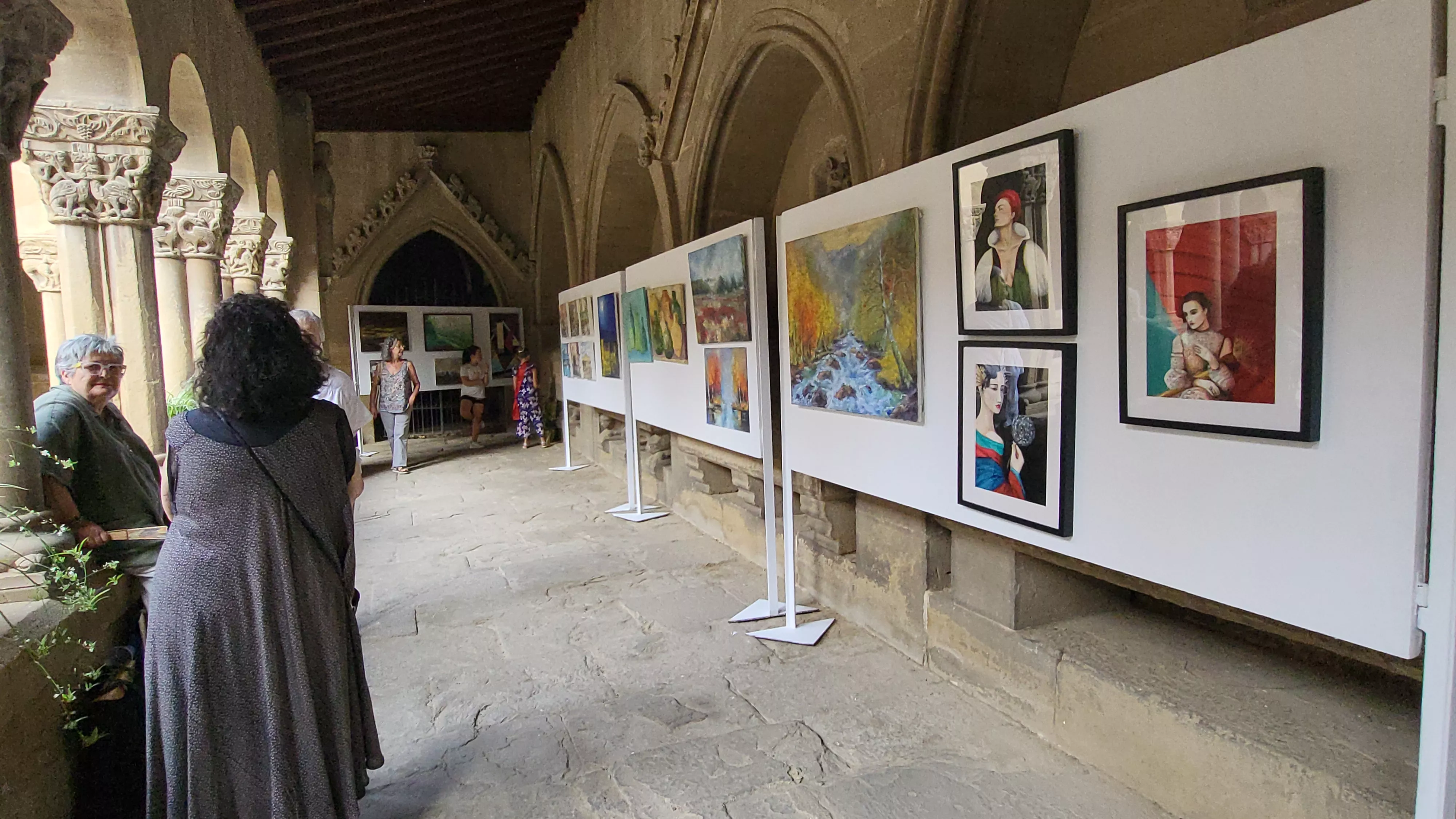 Exposición del grupo Pintores del Casco en los claustros de San Pedro. Foto Mercedes Manterola