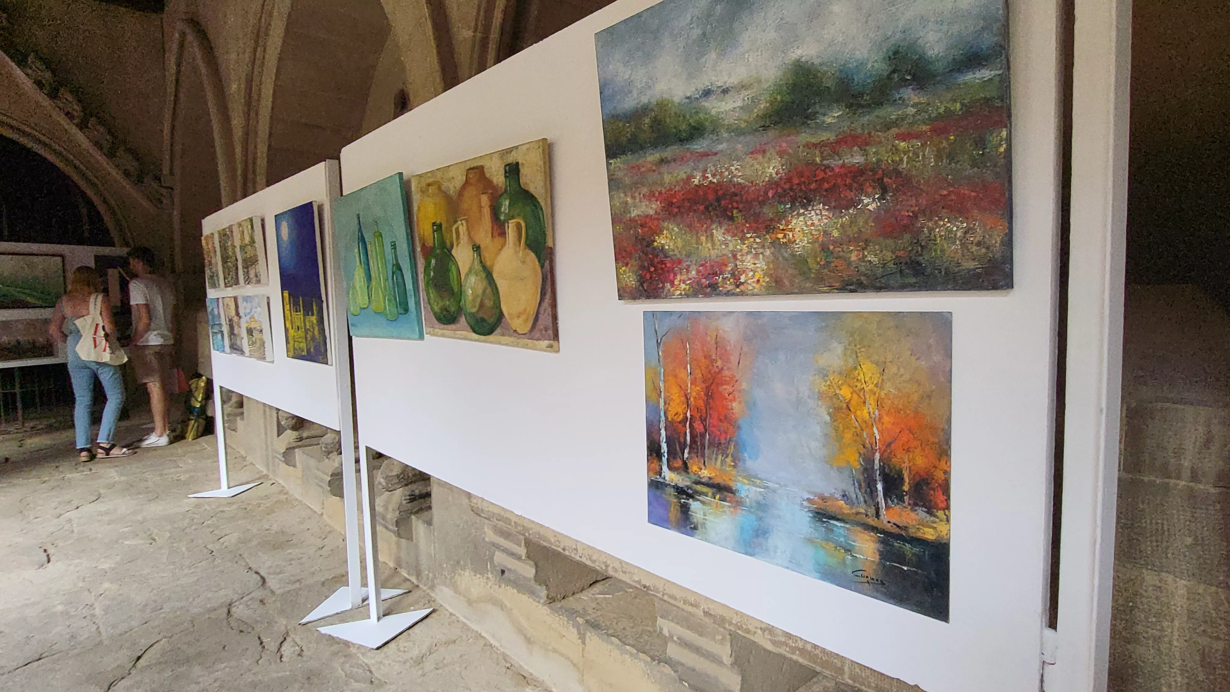 Exposición del grupo Pintores del Casco en los claustros de San Pedro. Foto Mercedes Manterola