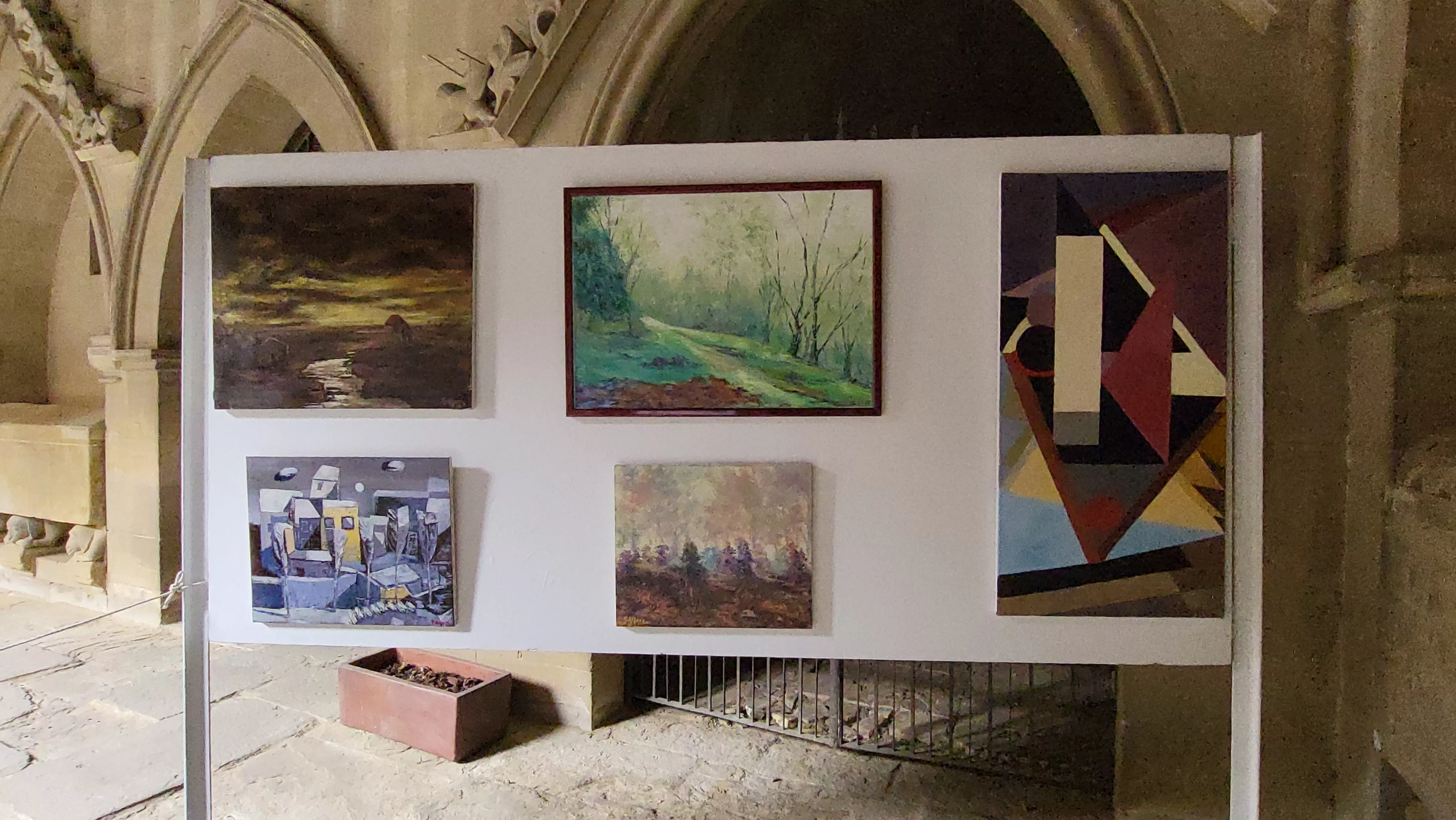 Exposición del grupo Pintores del Casco en los claustros de San Pedro. Foto Mercedes Manterola