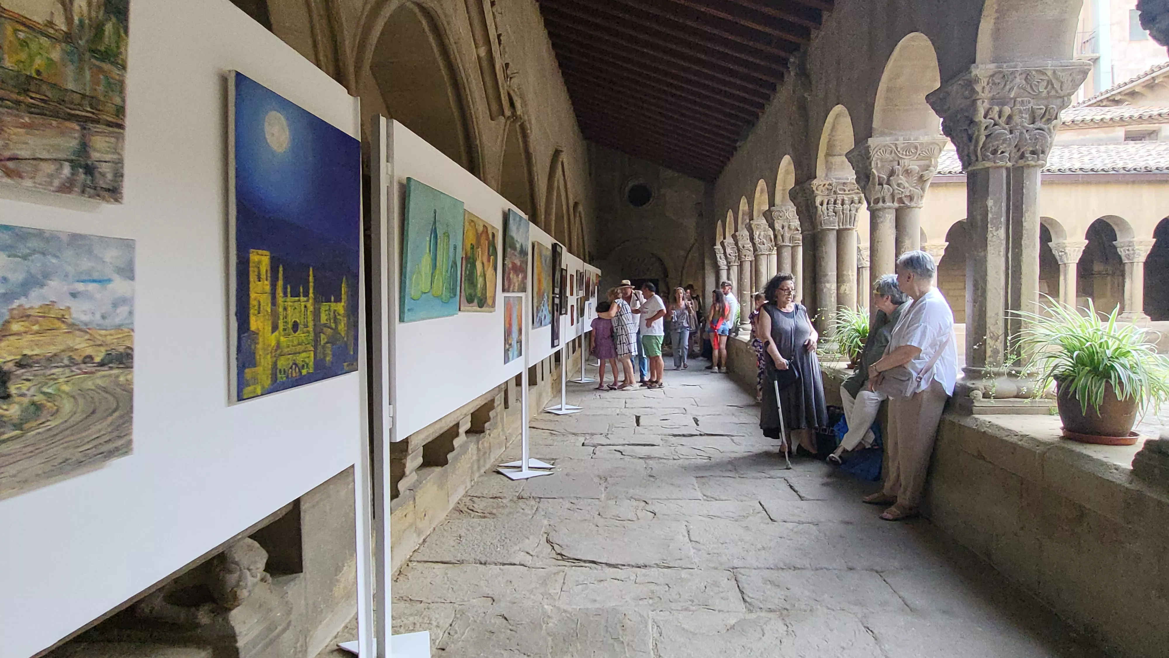 Exposición del grupo Pintores del Casco en los claustros de San Pedro. Foto Mercedes Manterola