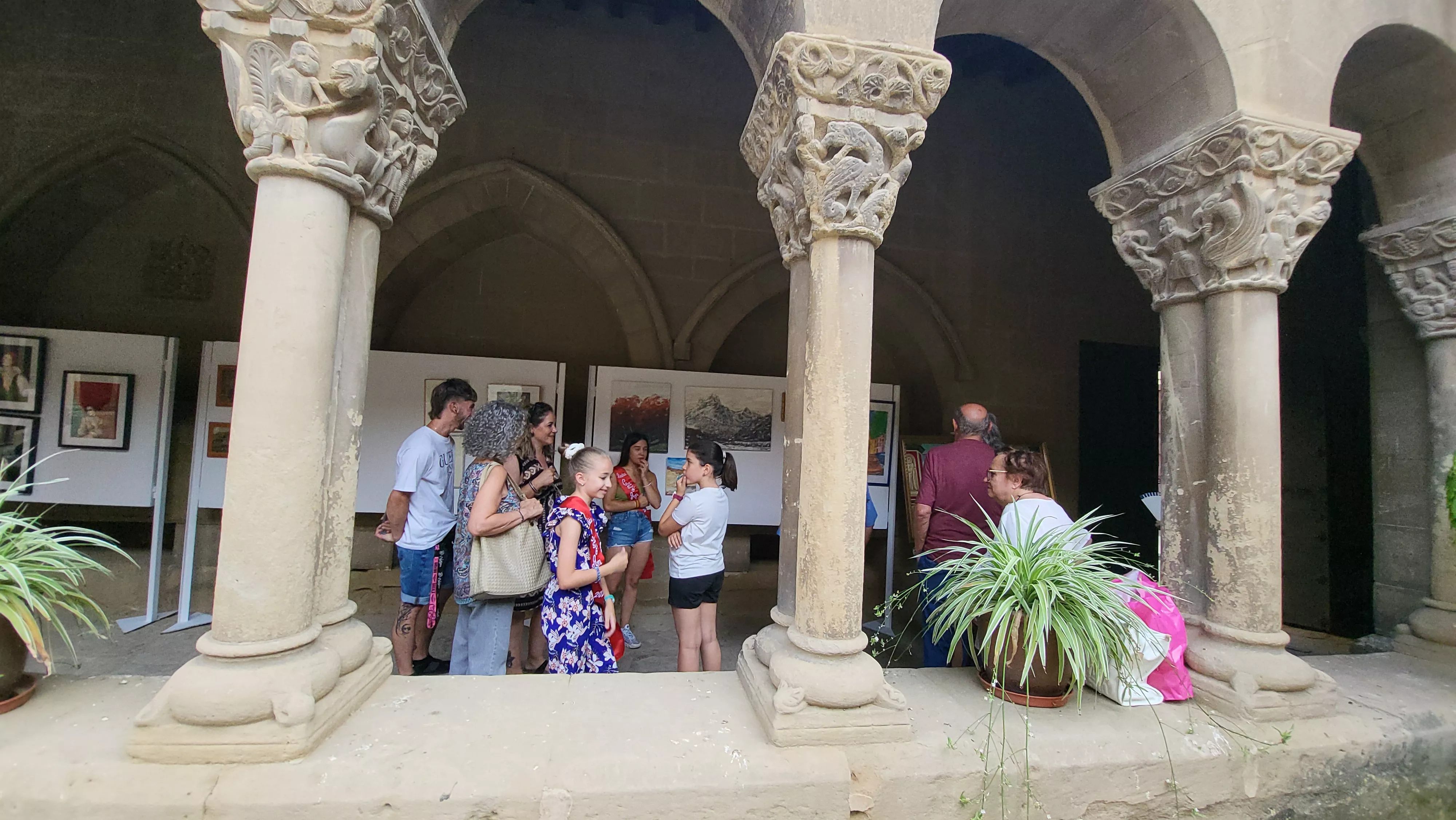Exposición del grupo Pintores del Casco en los claustros de San Pedro. Foto Mercedes Manterola