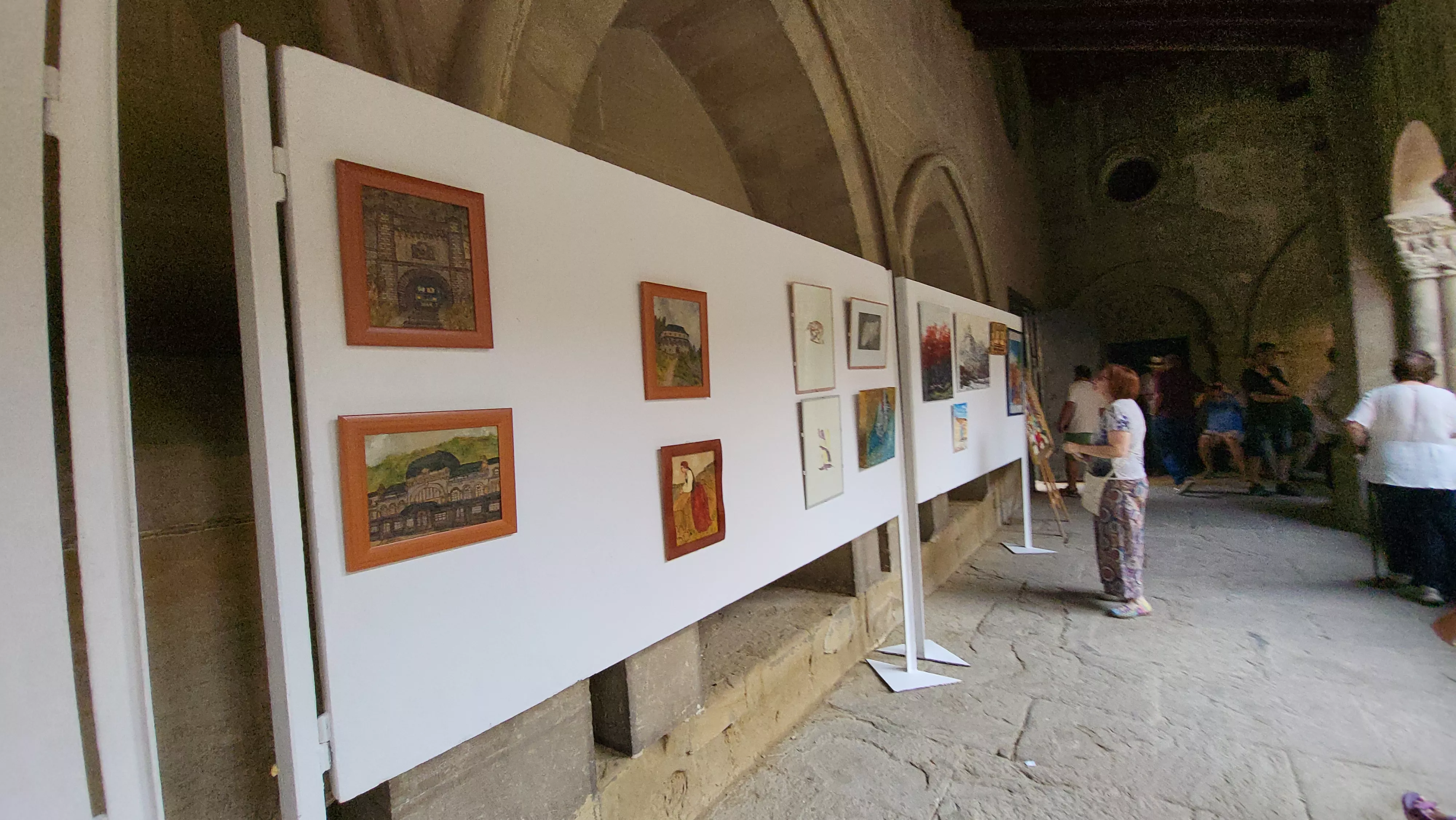 Exposición del grupo Pintores del Casco en los claustros de San Pedro. Foto Mercedes Manterola