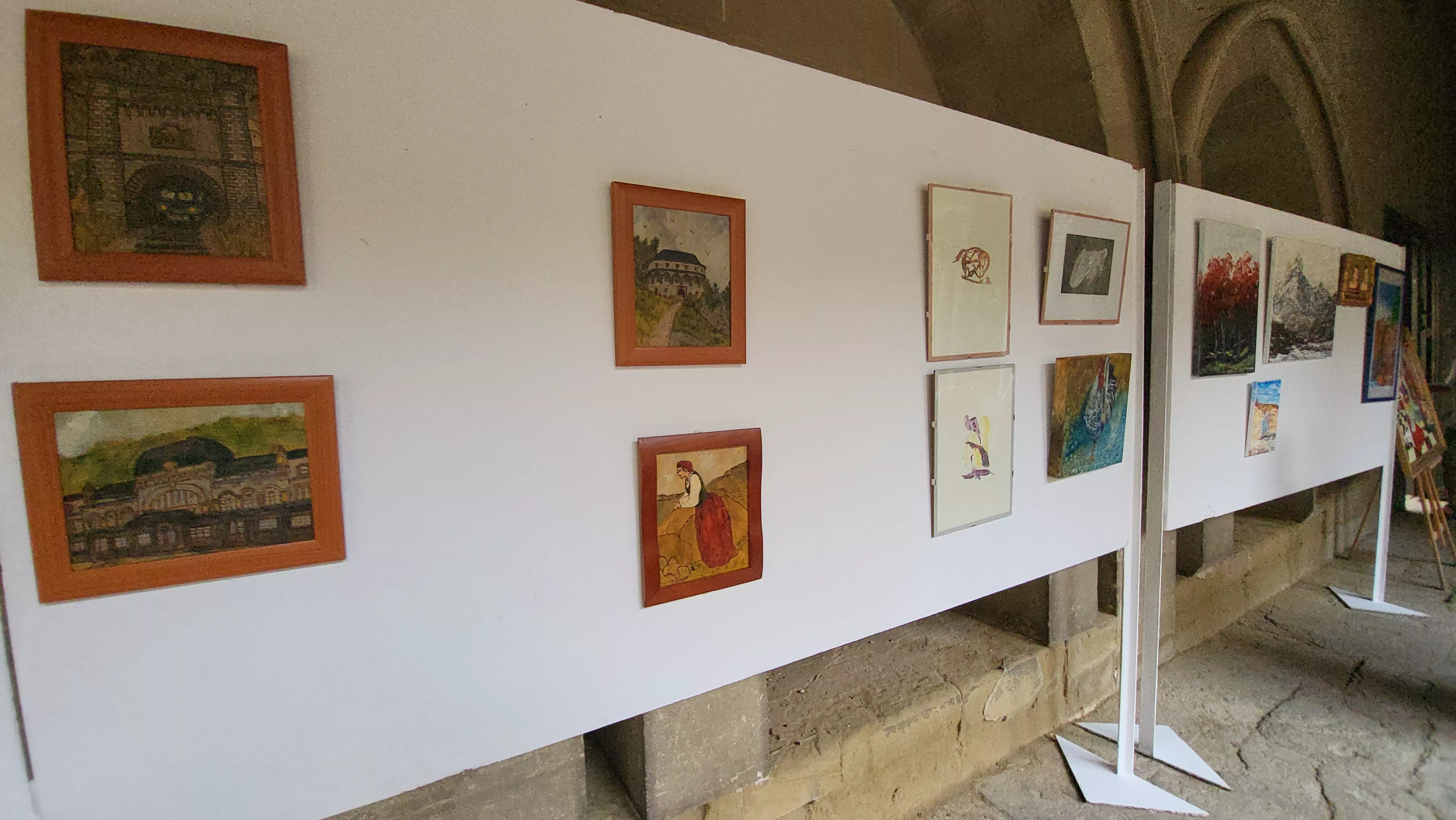 Exposición del grupo Pintores del Casco en los claustros de San Pedro. Foto Mercedes Manterola