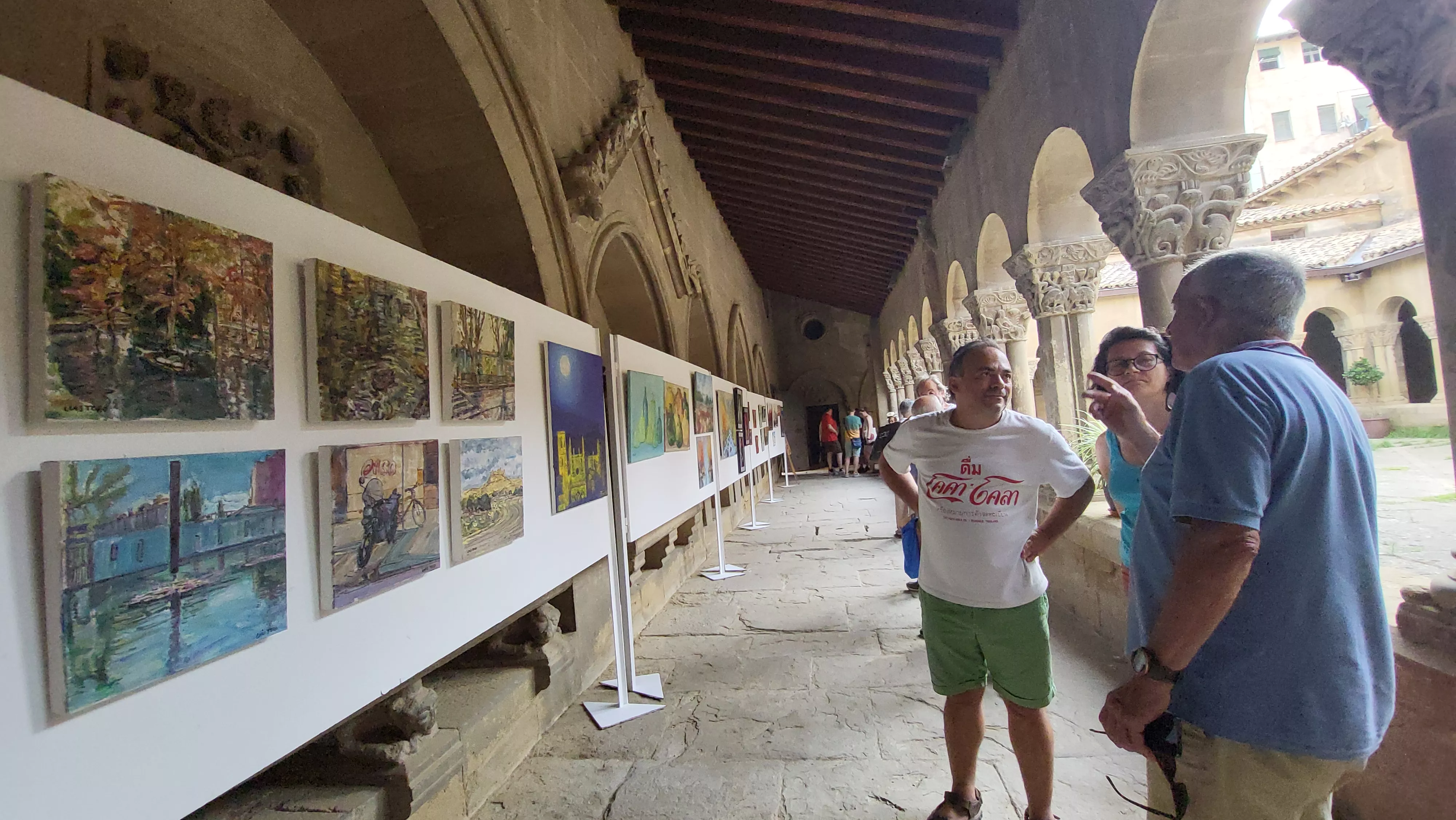 Exposición del grupo Pintores del Casco en los claustros de San Pedro. Foto Mercedes Manterola