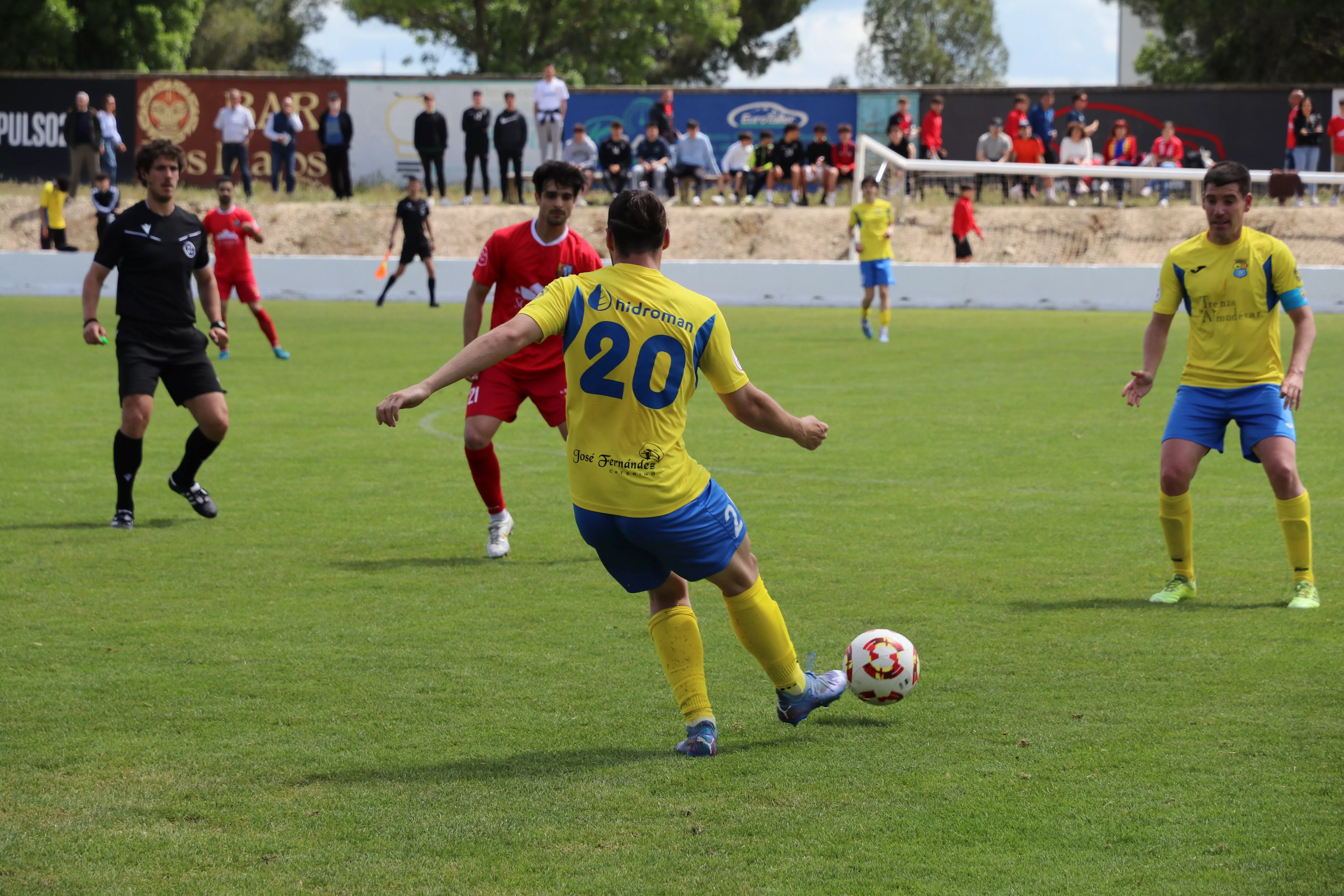 Foto de archivo de un partido del Almudévar durante la pasada temporada. Foto: José Manuel Ballarín