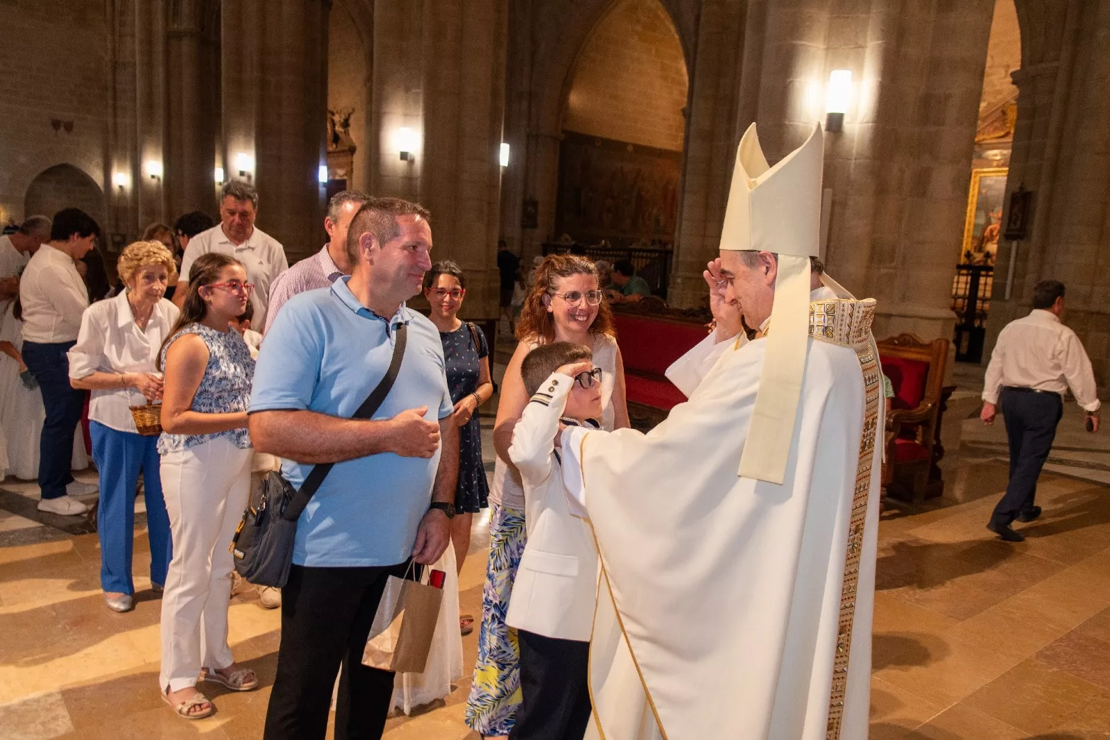 El padre Pedro Aguado con un niño. Foto Marcos Serrate