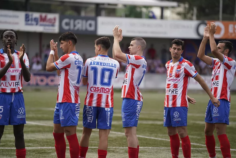 Jugadores del Atlético Monzón aplauden a su afición en el partido ante el Porreres. Foto: Dani Vidal @fotomaniafut