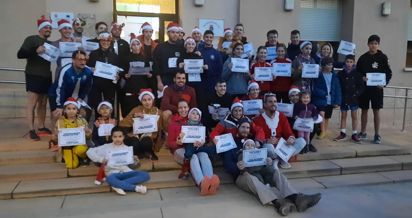 Foto de familia de los premiados en Ayerbe.