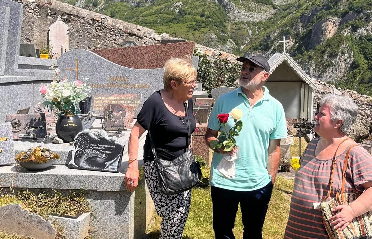 Dos rosas en el cementerio