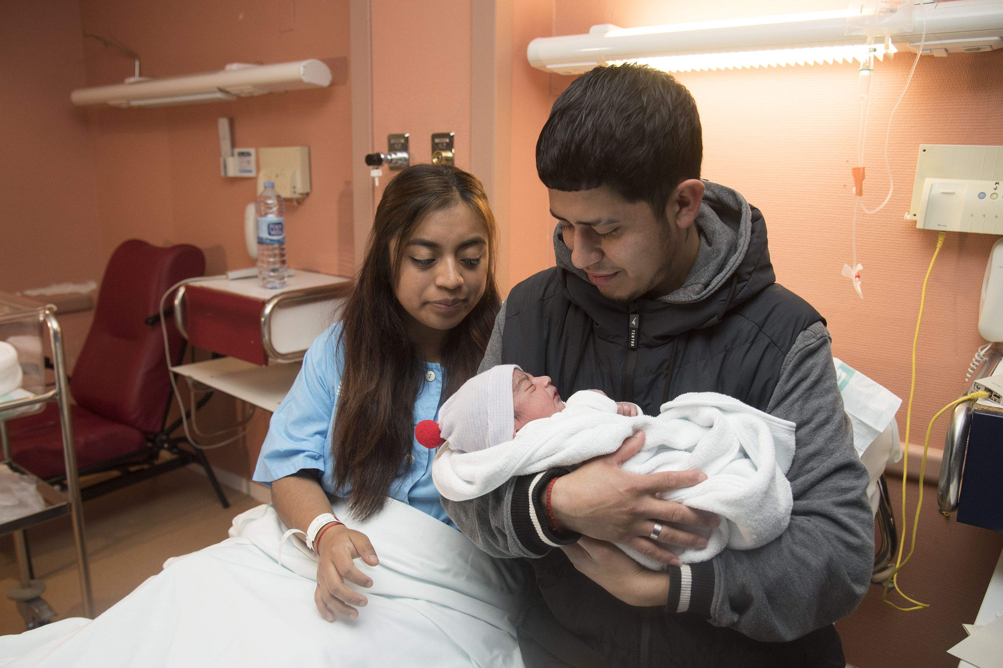 Maira Guamán y Antoni Romero con su pequeño Justin Alexander. 