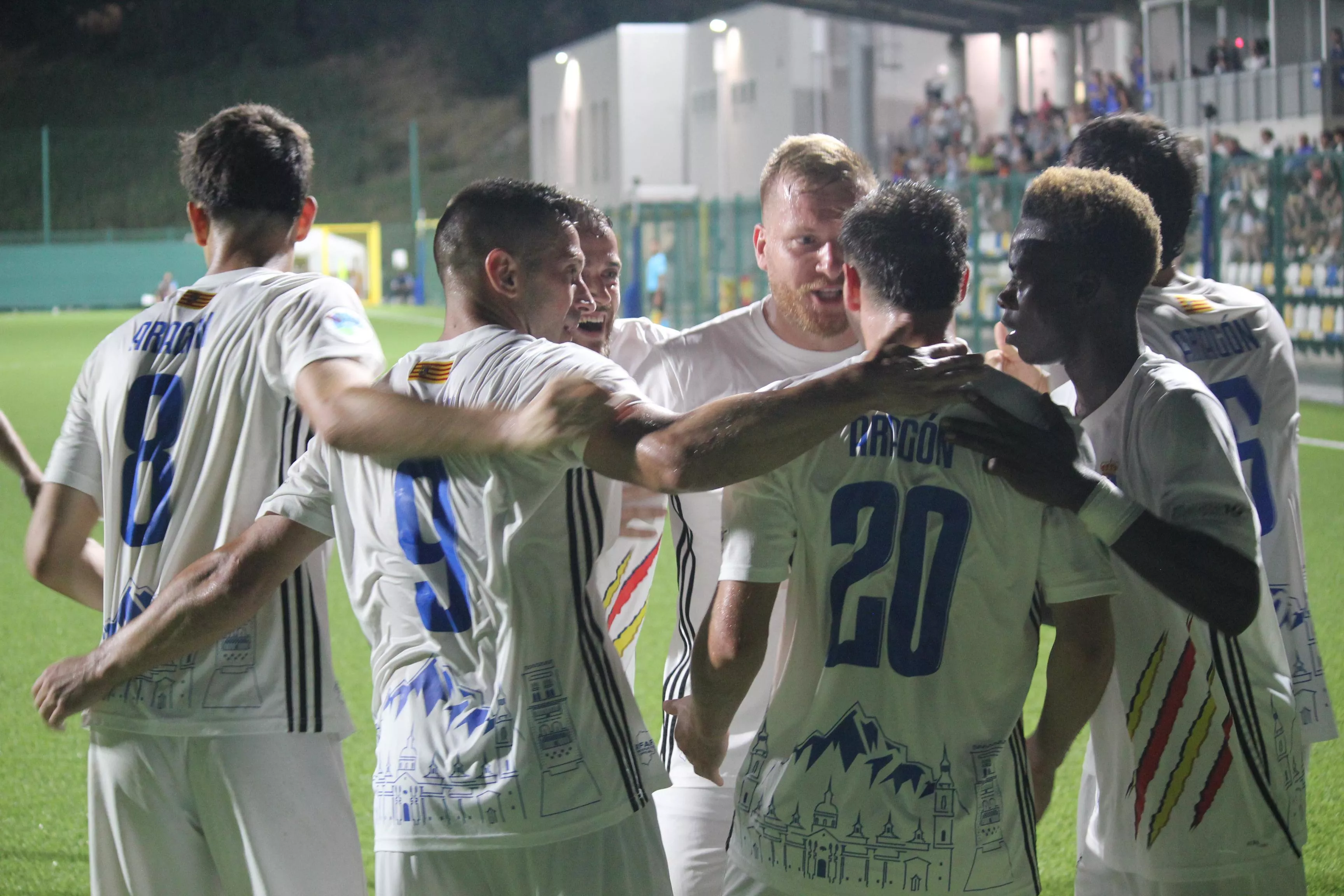 Los jugadores de Aragón celebran el gol de Roberto ante San Marino. Foto: @futbolaragon