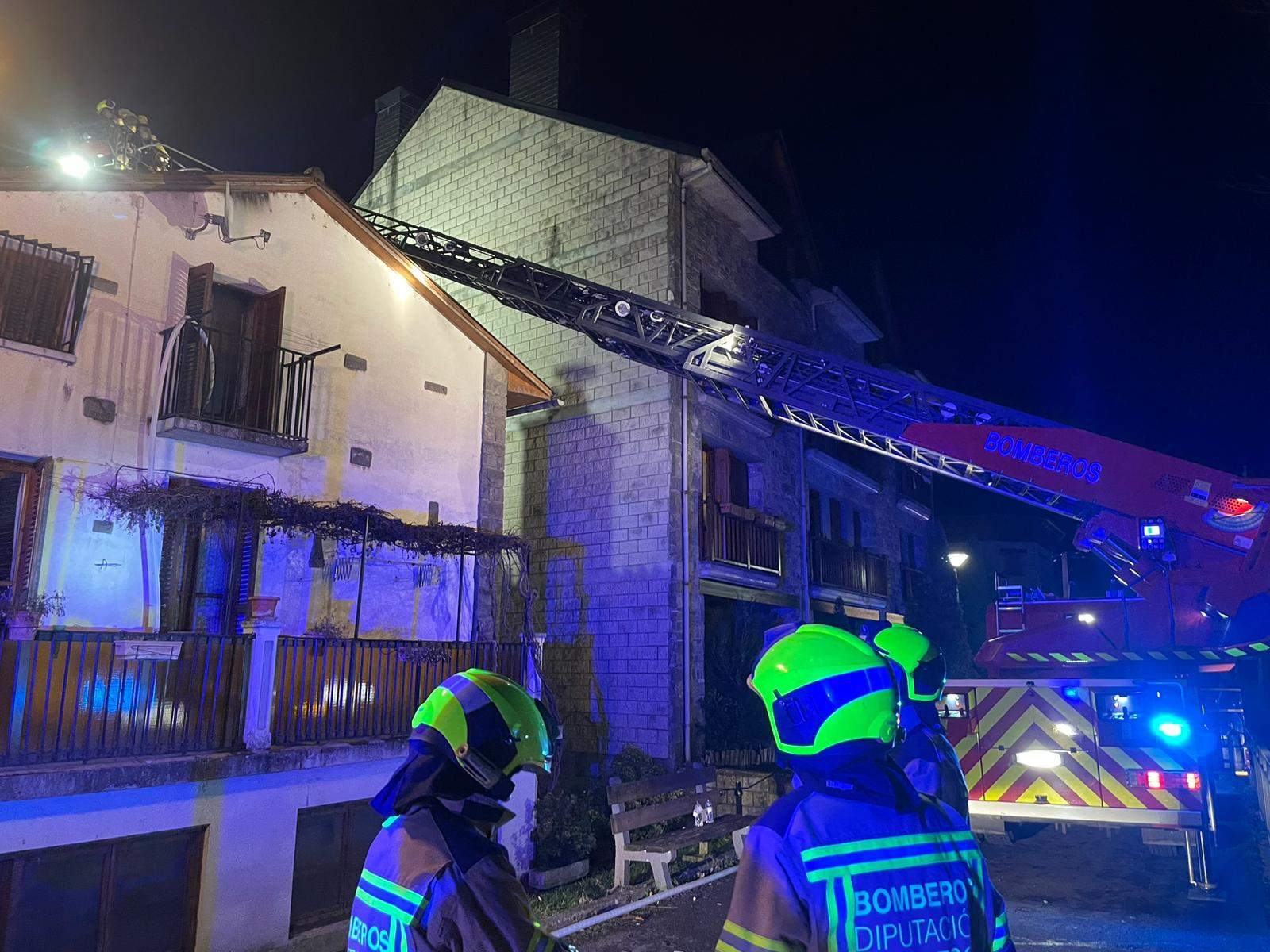 Vivienda de Broto afectado por un incendio a última hora del domingo.
