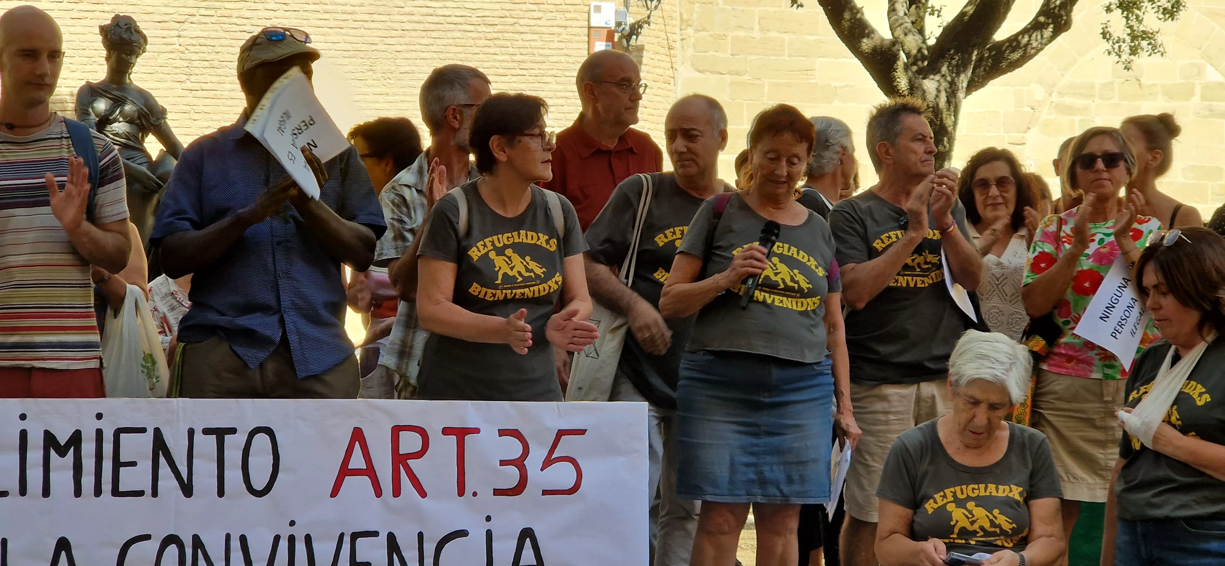 Concentración para que el Ayuntamiento retira la valla publicitaria de VOX. Foto Myriam Martínez