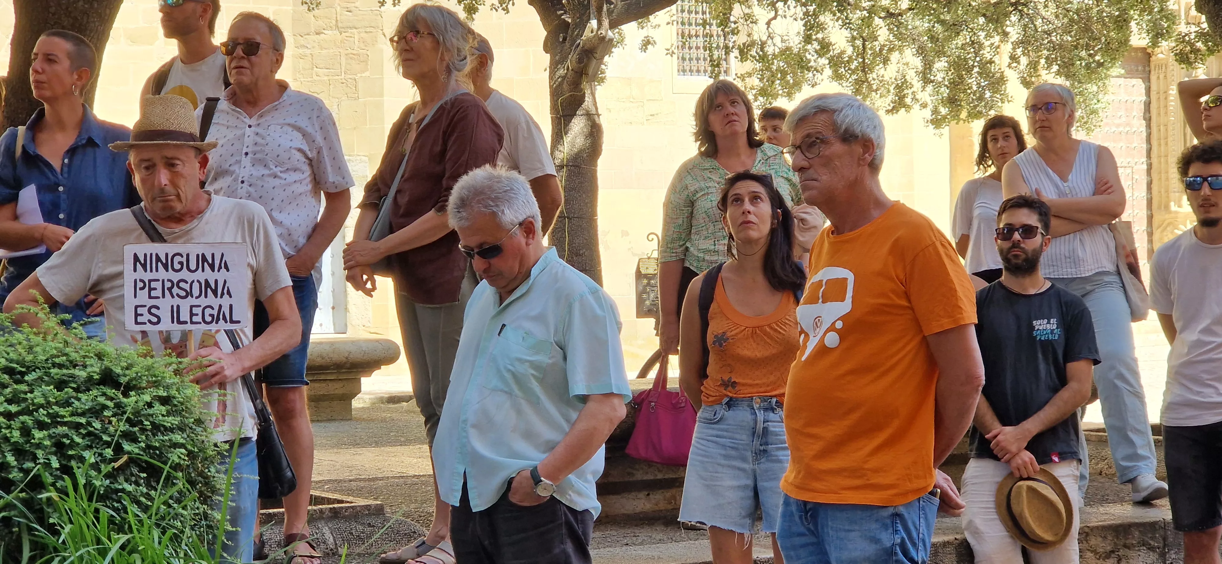 Concentración para que el Ayuntamiento retira la valla publicitaria de VOX. Foto Myriam Martínez