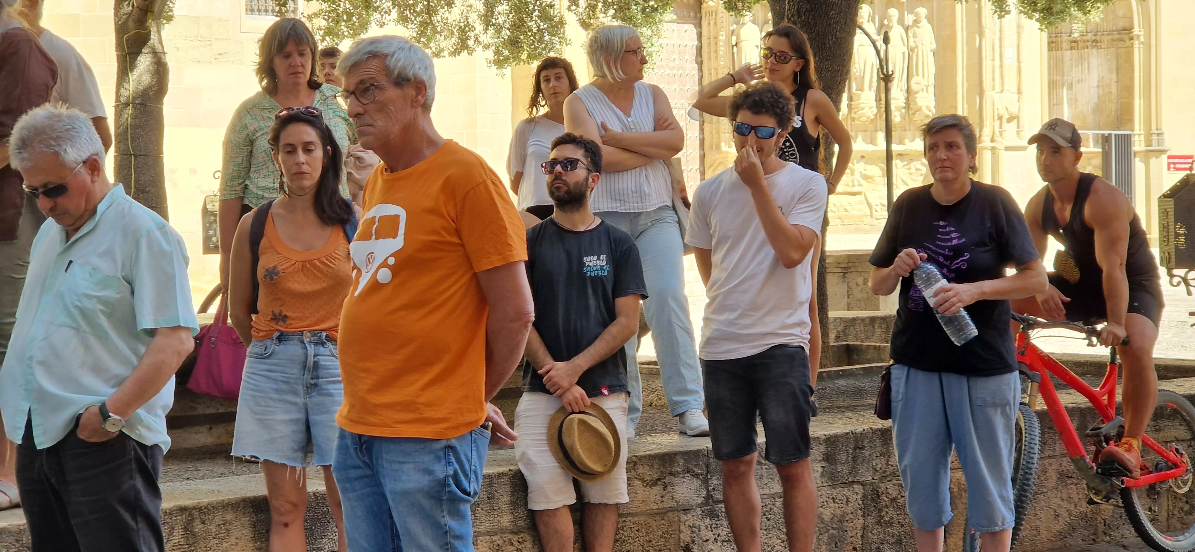 Concentración para que el Ayuntamiento retira la valla publicitaria de VOX. Foto Myriam Martínez