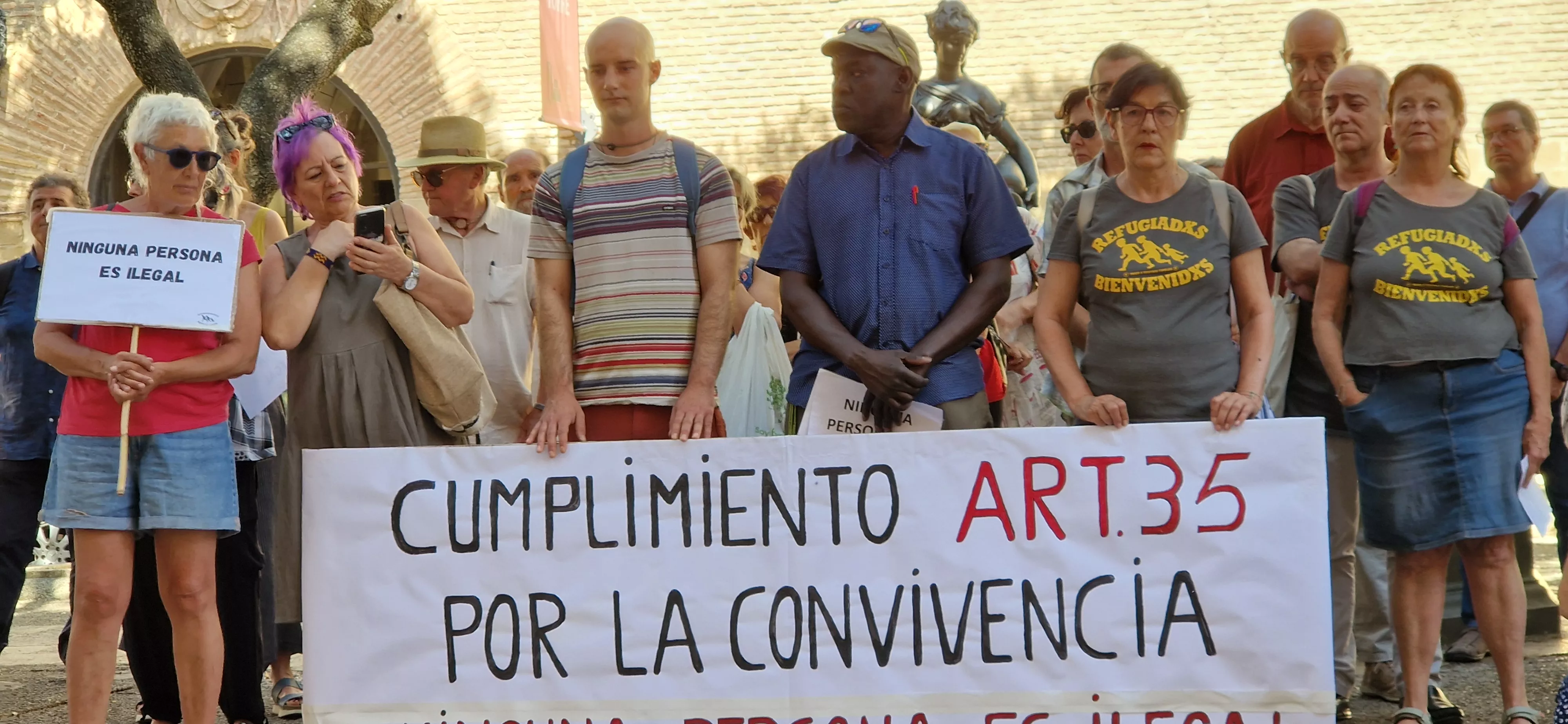 Concentración para que el Ayuntamiento retira la valla publicitaria de VOX. Foto Myriam Martínez