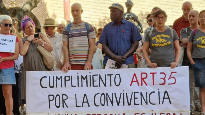 Concentración para que el Ayuntamiento retira la valla publicitaria de VOX. Foto Myriam Martínez