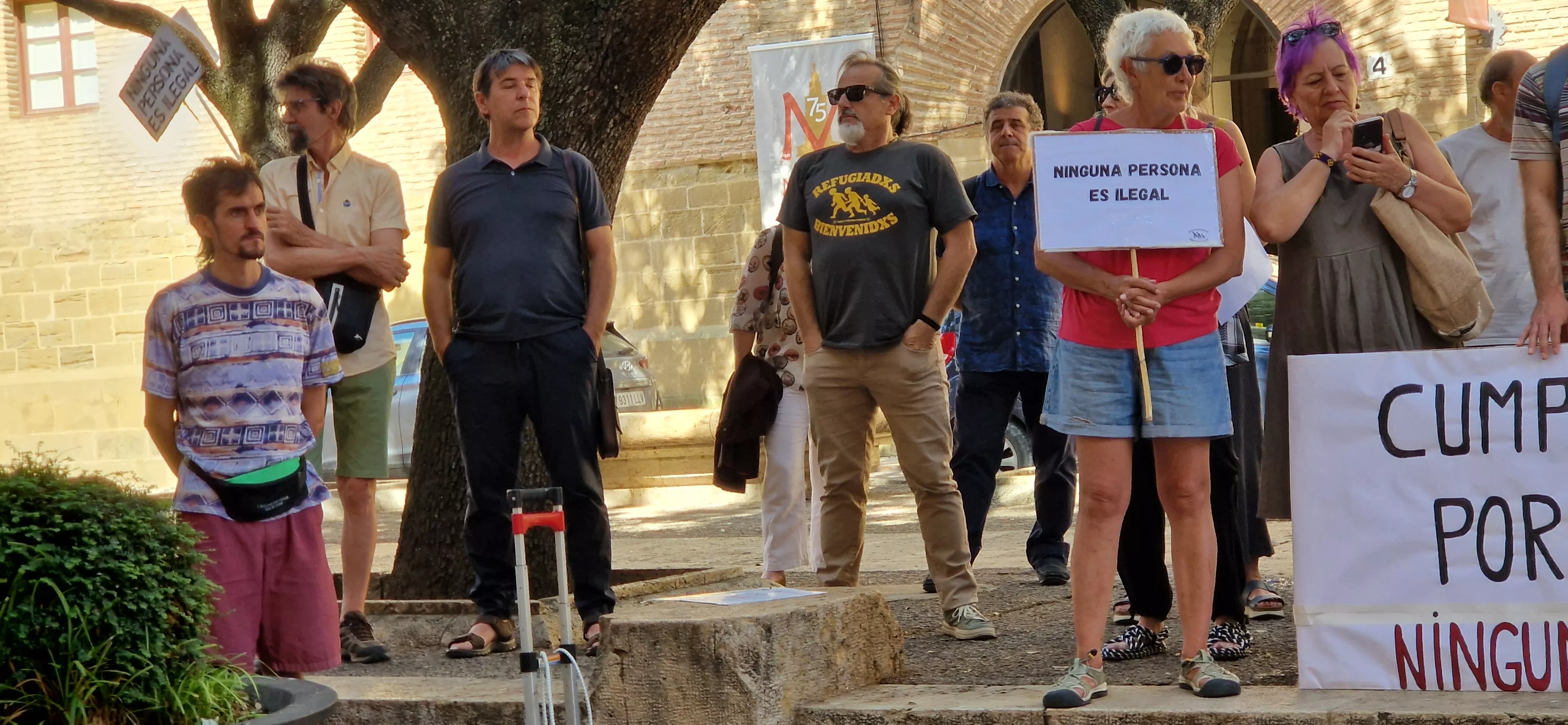 Concentración para que el Ayuntamiento retira la valla publicitaria de VOX. Foto Myriam Martínez