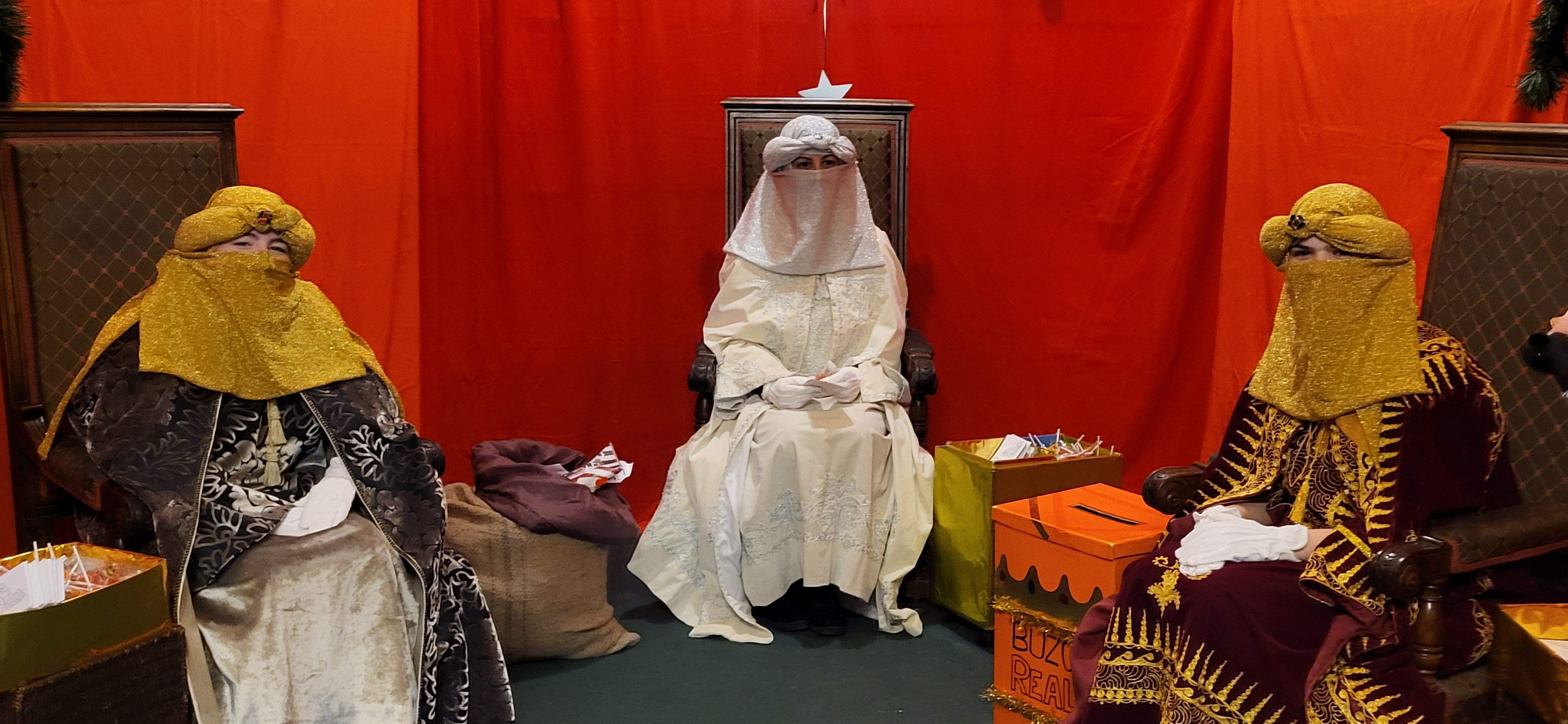 Los pajes reales reciben las cartas de los niños y niñas oscenses.