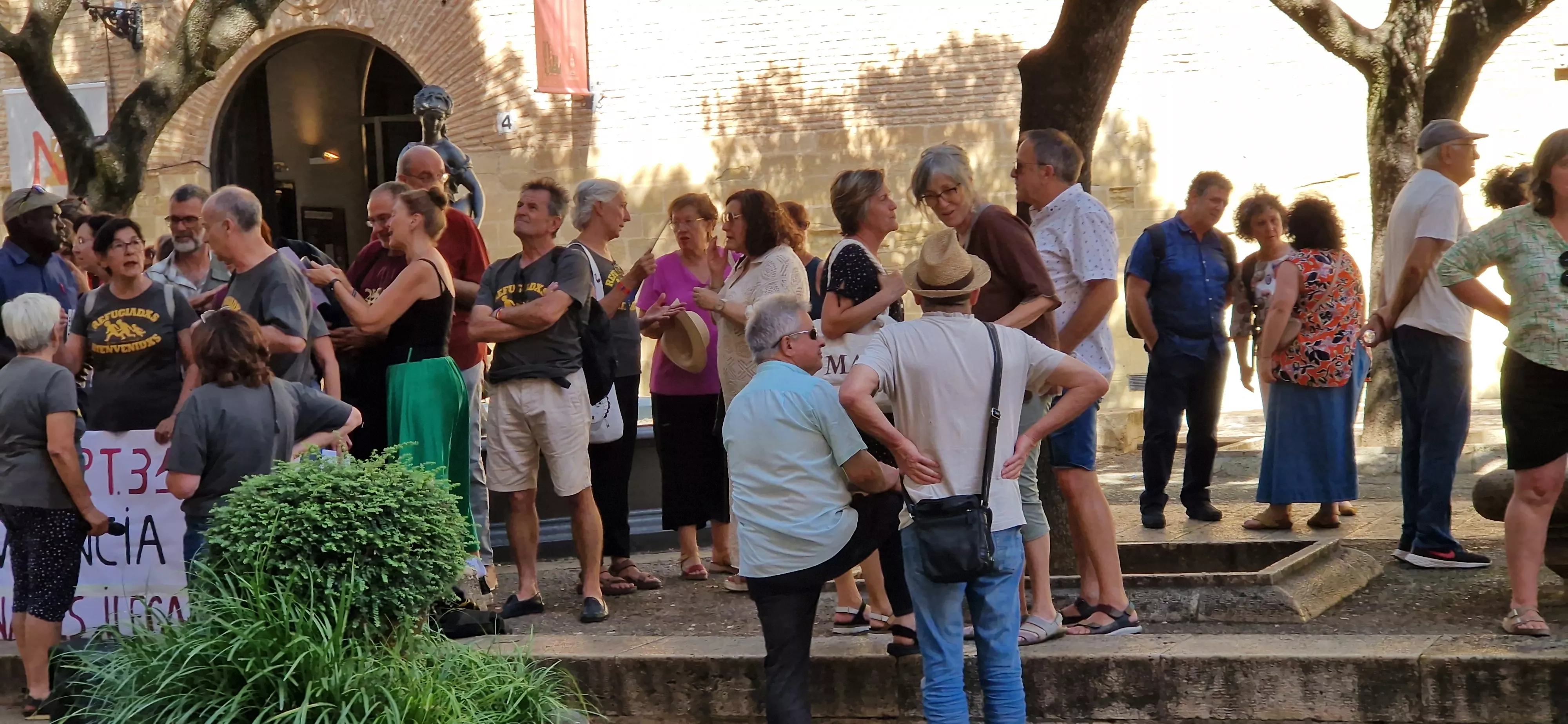 Concentración para que el Ayuntamiento retira la valla publicitaria de VOX. Foto Myriam Martínez