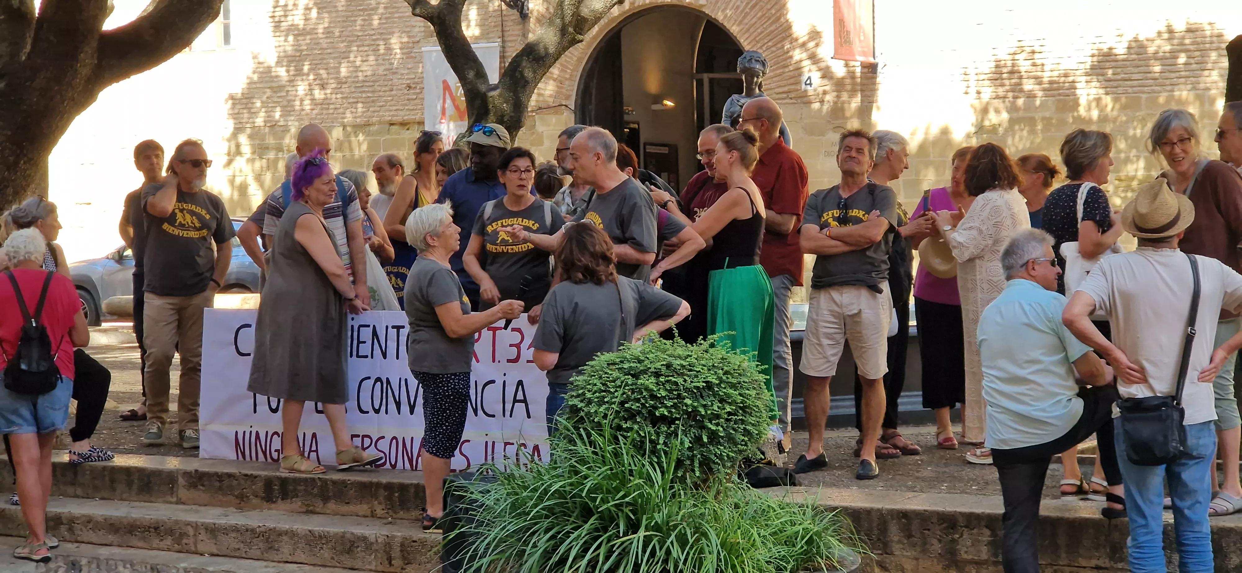 Concentración para que el Ayuntamiento retira la valla publicitaria de VOX. Foto Myriam Martínez