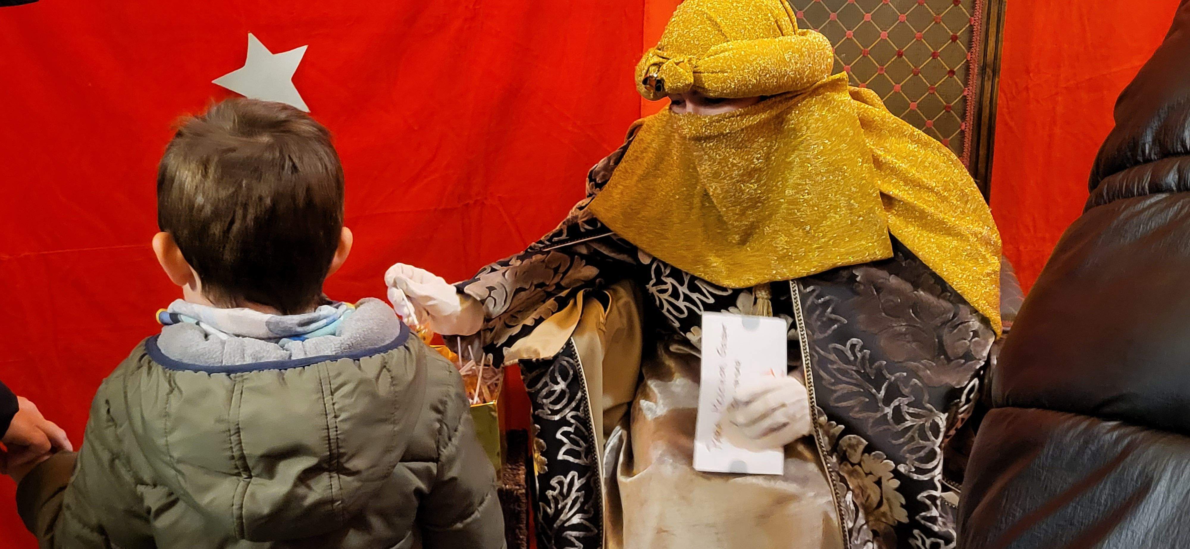 Los pajes reales reciben las cartas de los niños y niñas oscenses.