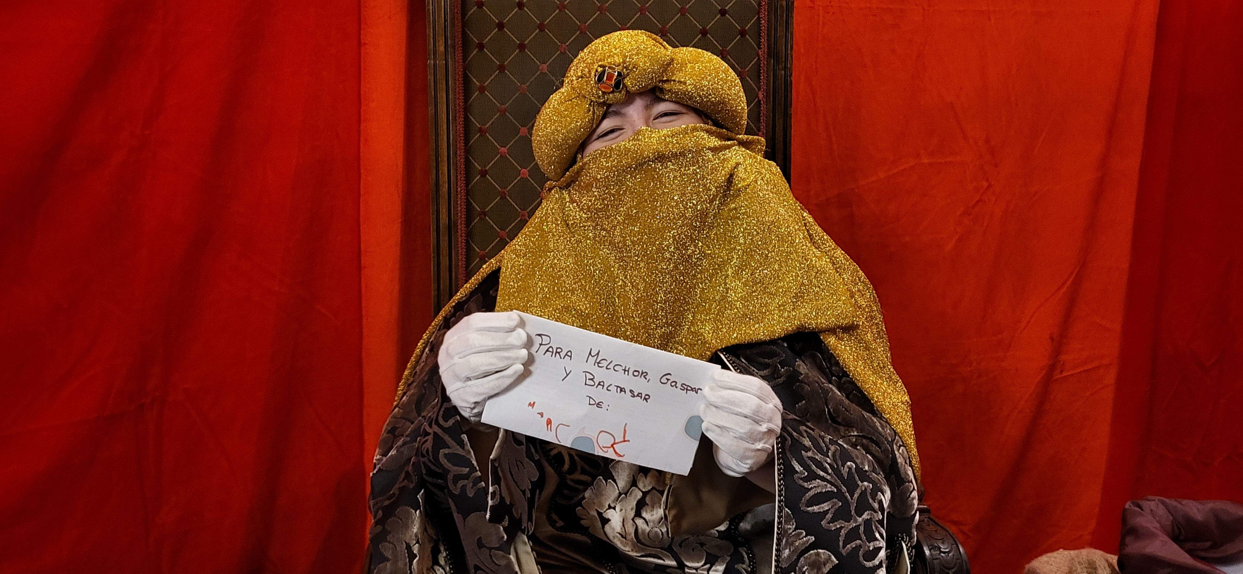 Los pajes reales reciben las cartas de los niños y niñas oscenses.