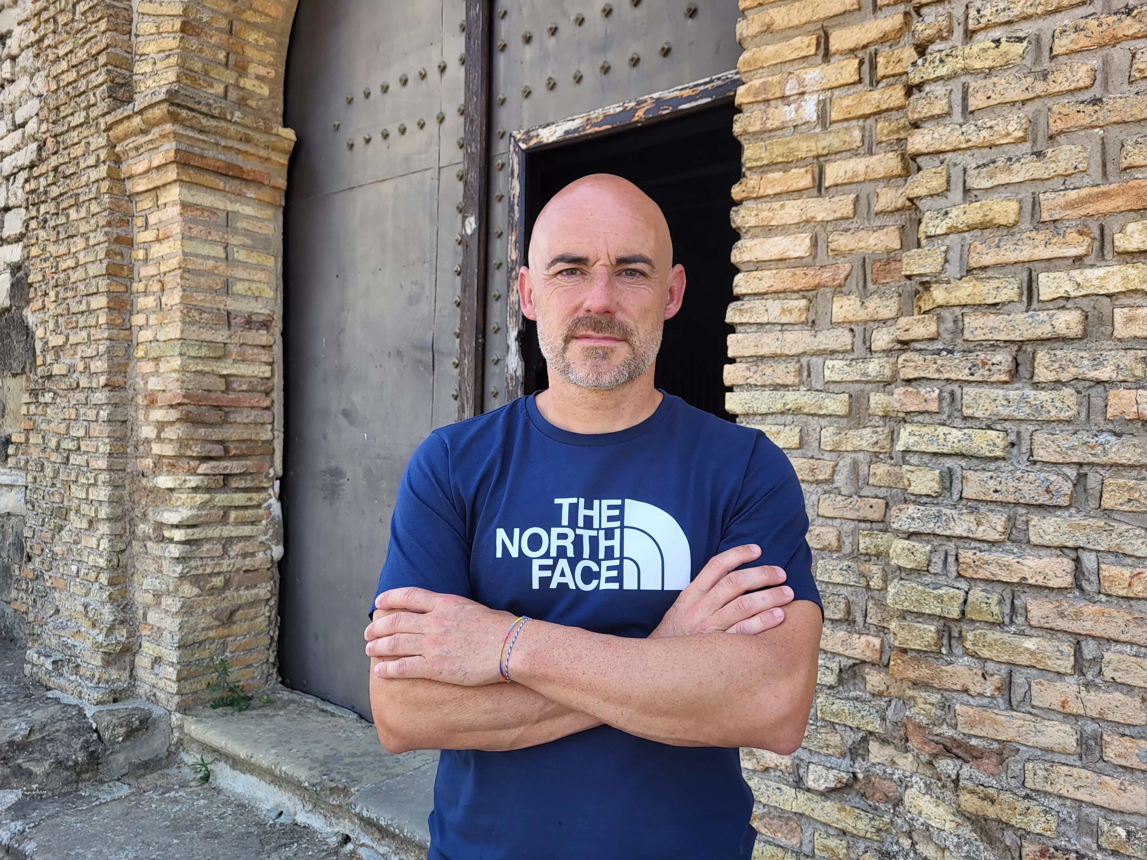 Dani Martínez junto a la Ermita de la Virgen de la Corona de Almudévar. Foto: Adri Mora