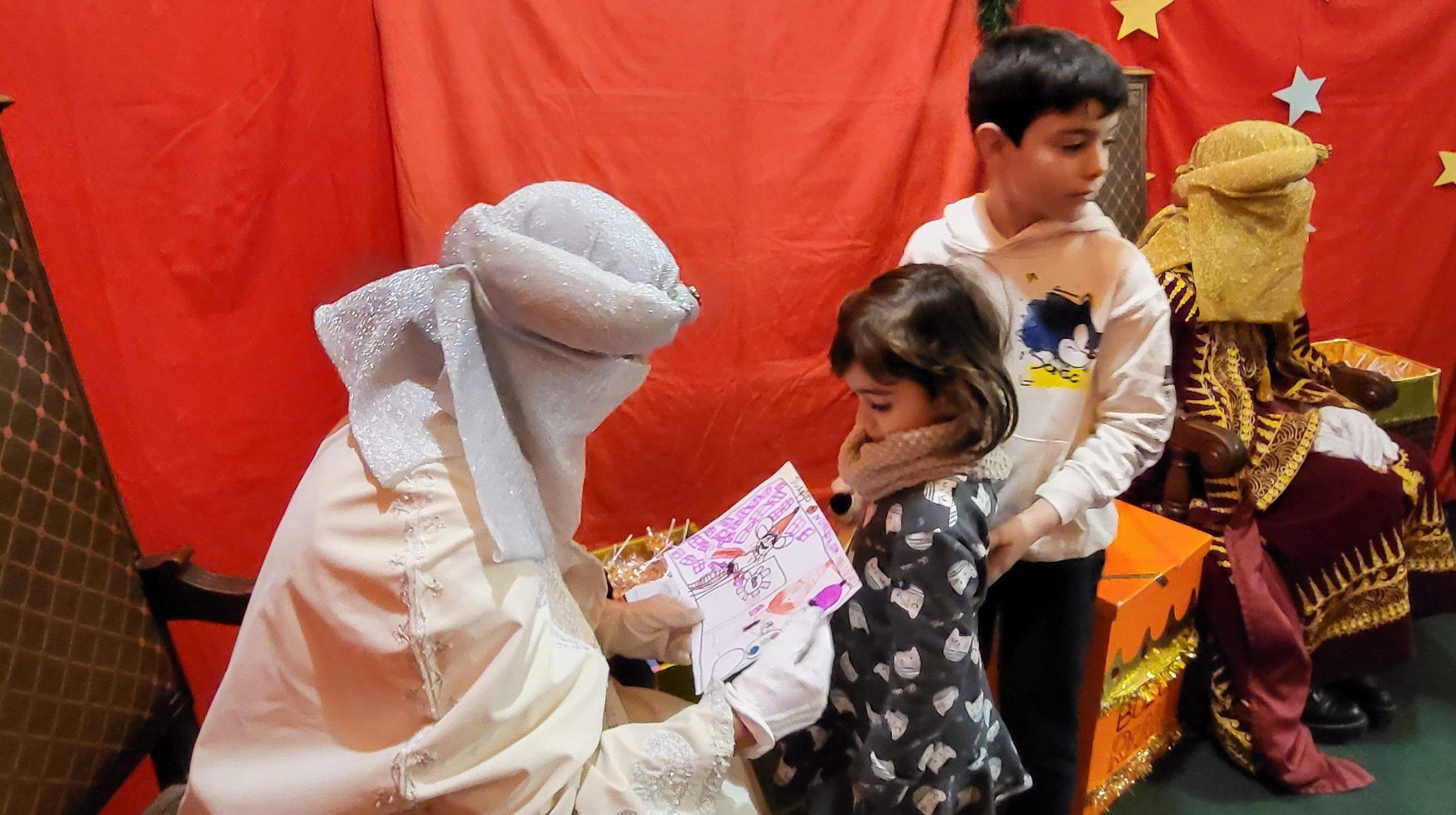 Los pajes reales reciben las cartas de los niños y niñas oscenses.