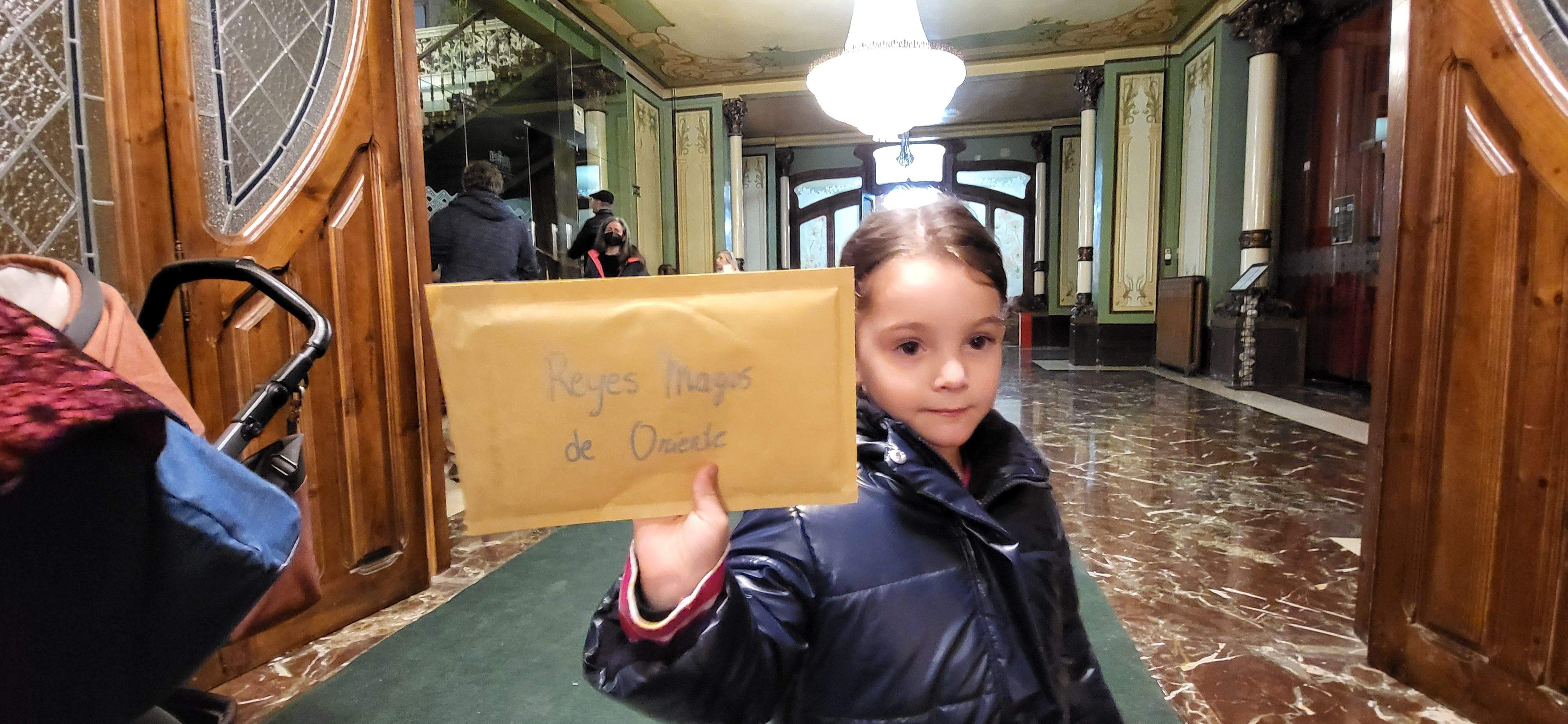 Los pajes reales reciben las cartas de los niños y niñas oscenses.