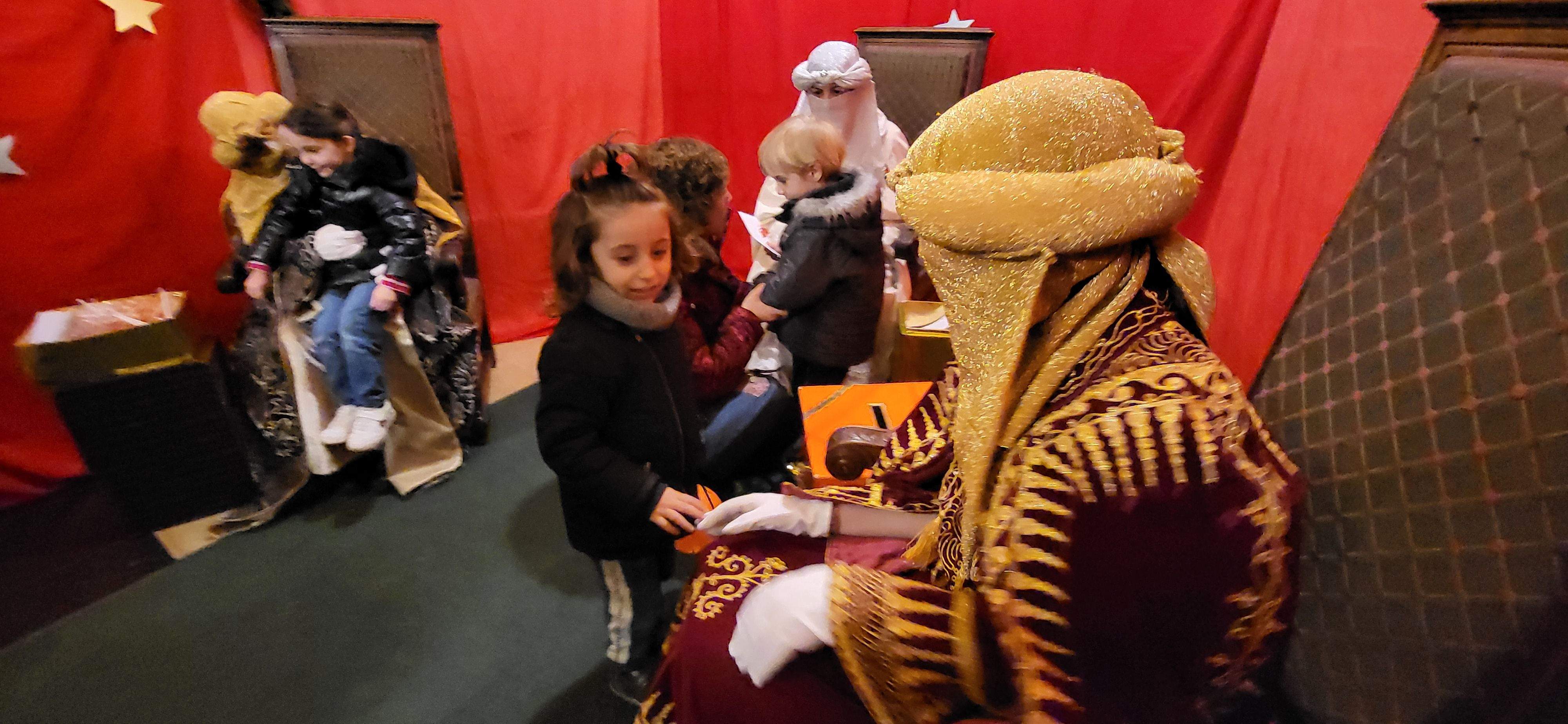 Los pajes reales reciben las cartas de los niños y niñas oscenses.