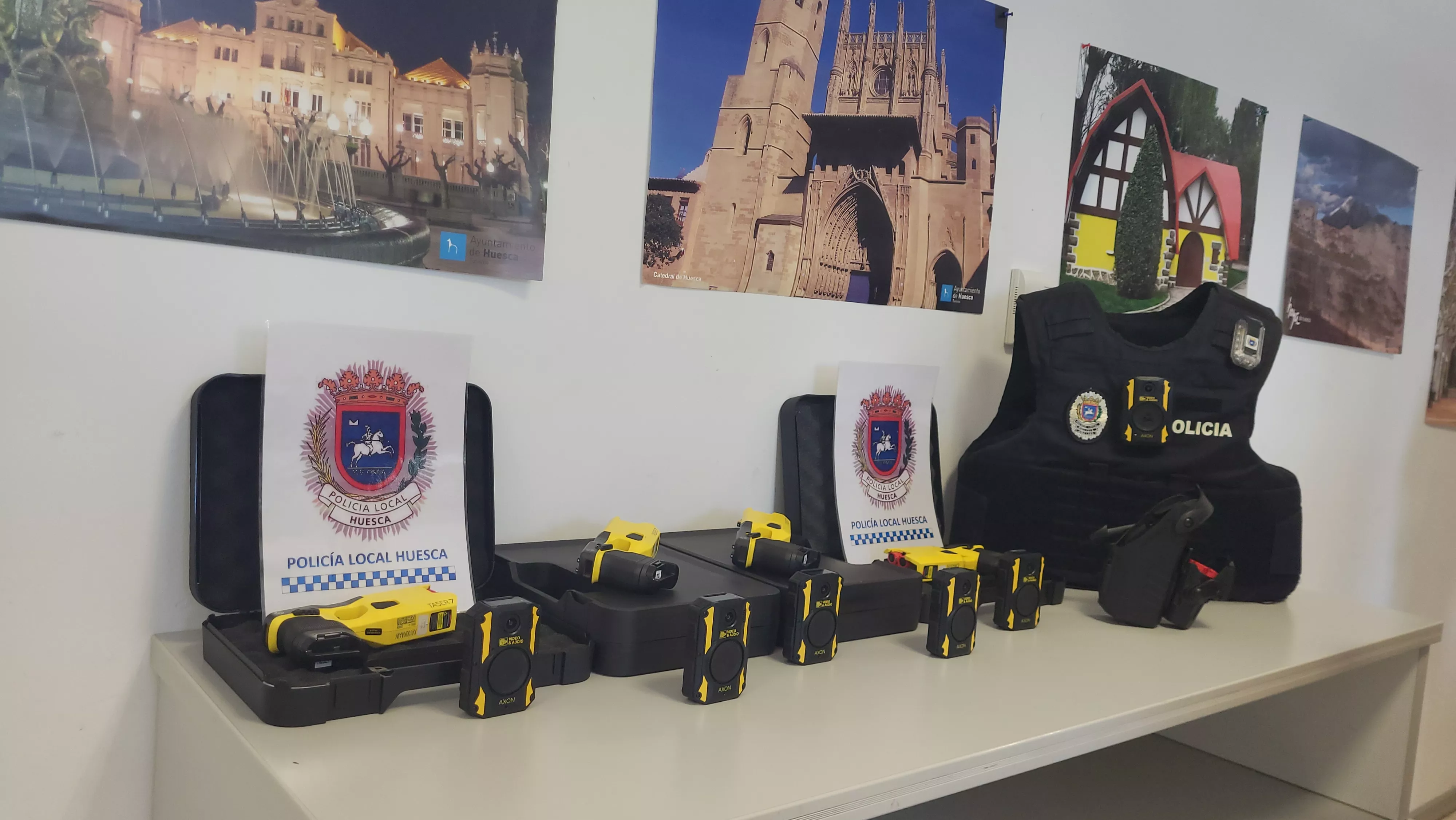 Presentación de las pistolas táser de la Policía Local de Huesca. Foto Mercedes Manterola
