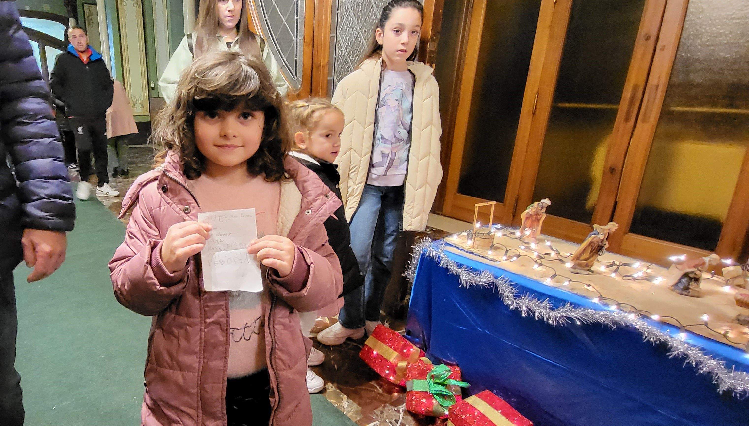 Los pajes reales reciben las cartas de los niños y niñas oscenses.