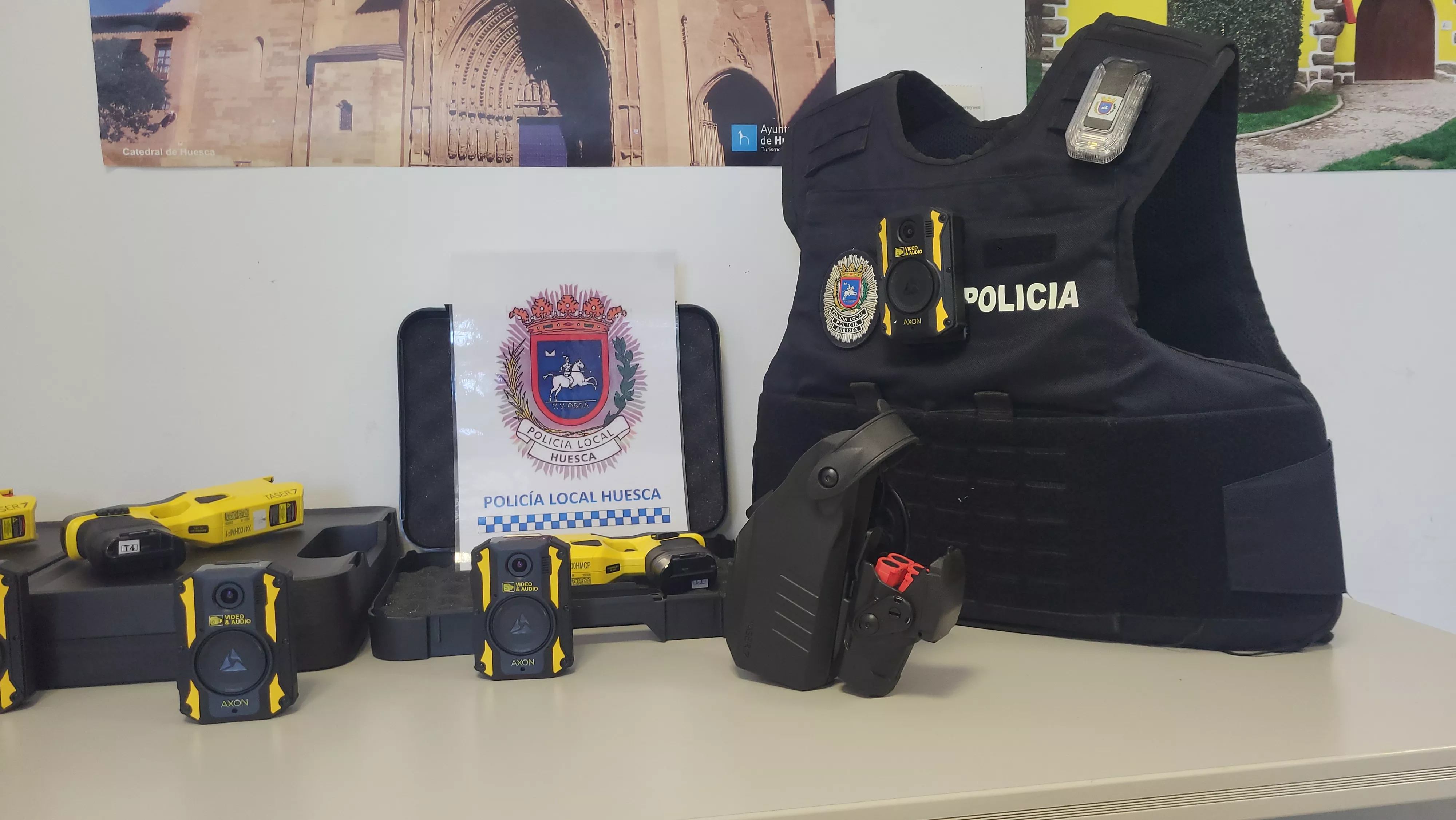 Presentación de las pistolas táser de la Policía Local de Huesca. Foto Mercedes Manterola