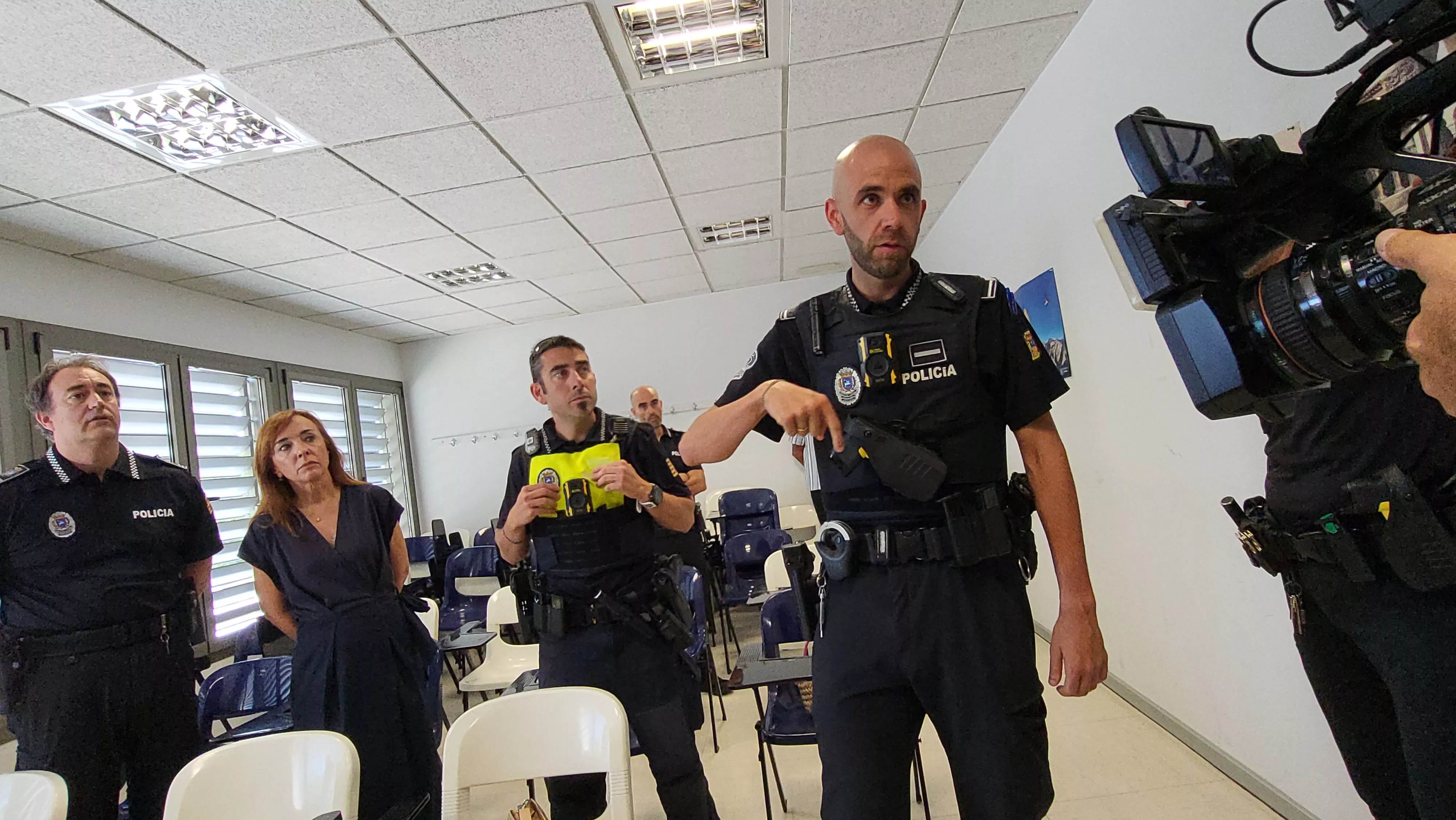 Presentación de las pistolas táser de la Policía Local de Huesca. Foto Mercedes Manterola