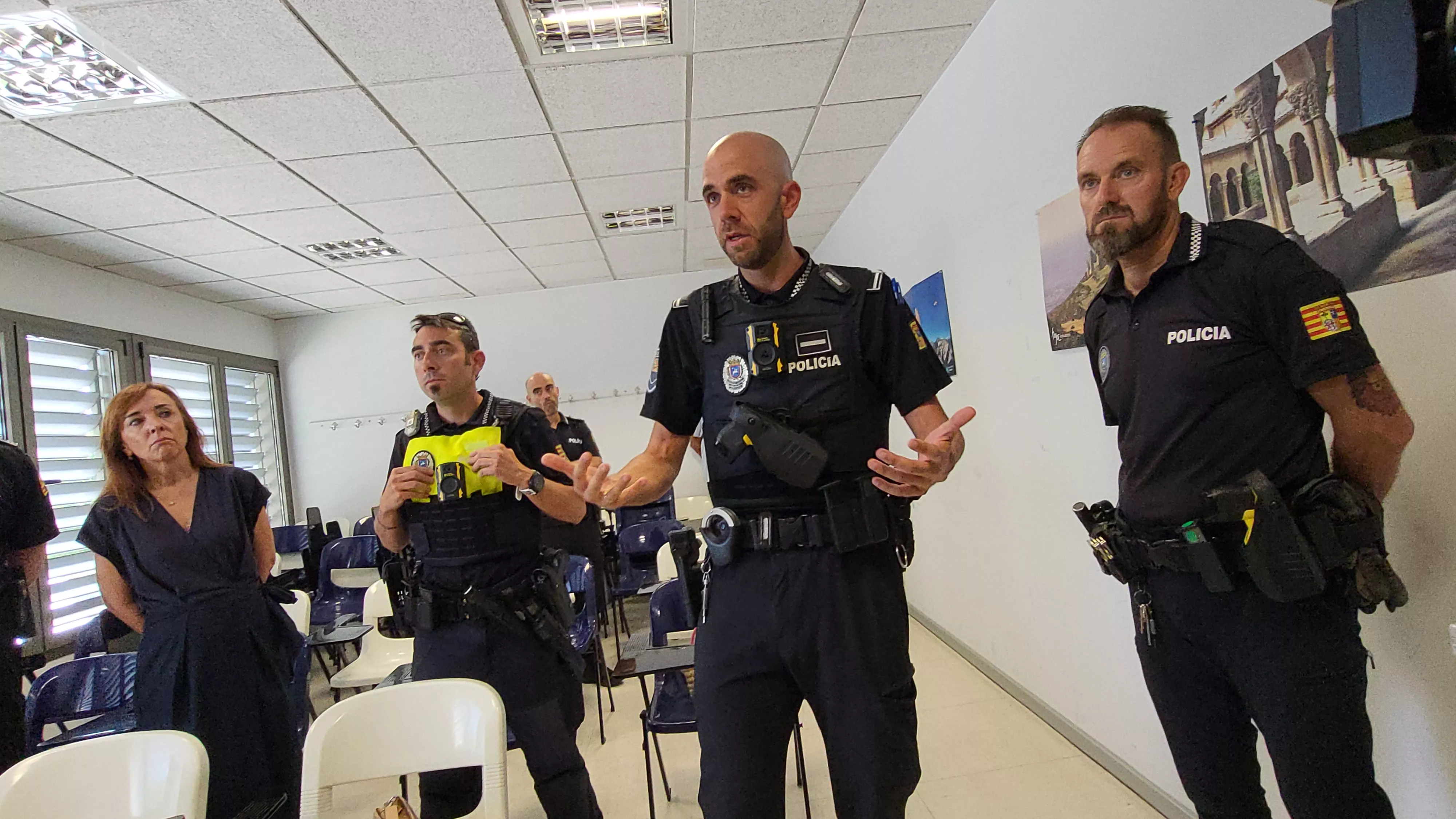 Presentación de las pistolas táser de la Policía Local de Huesca. Foto Mercedes Manterola