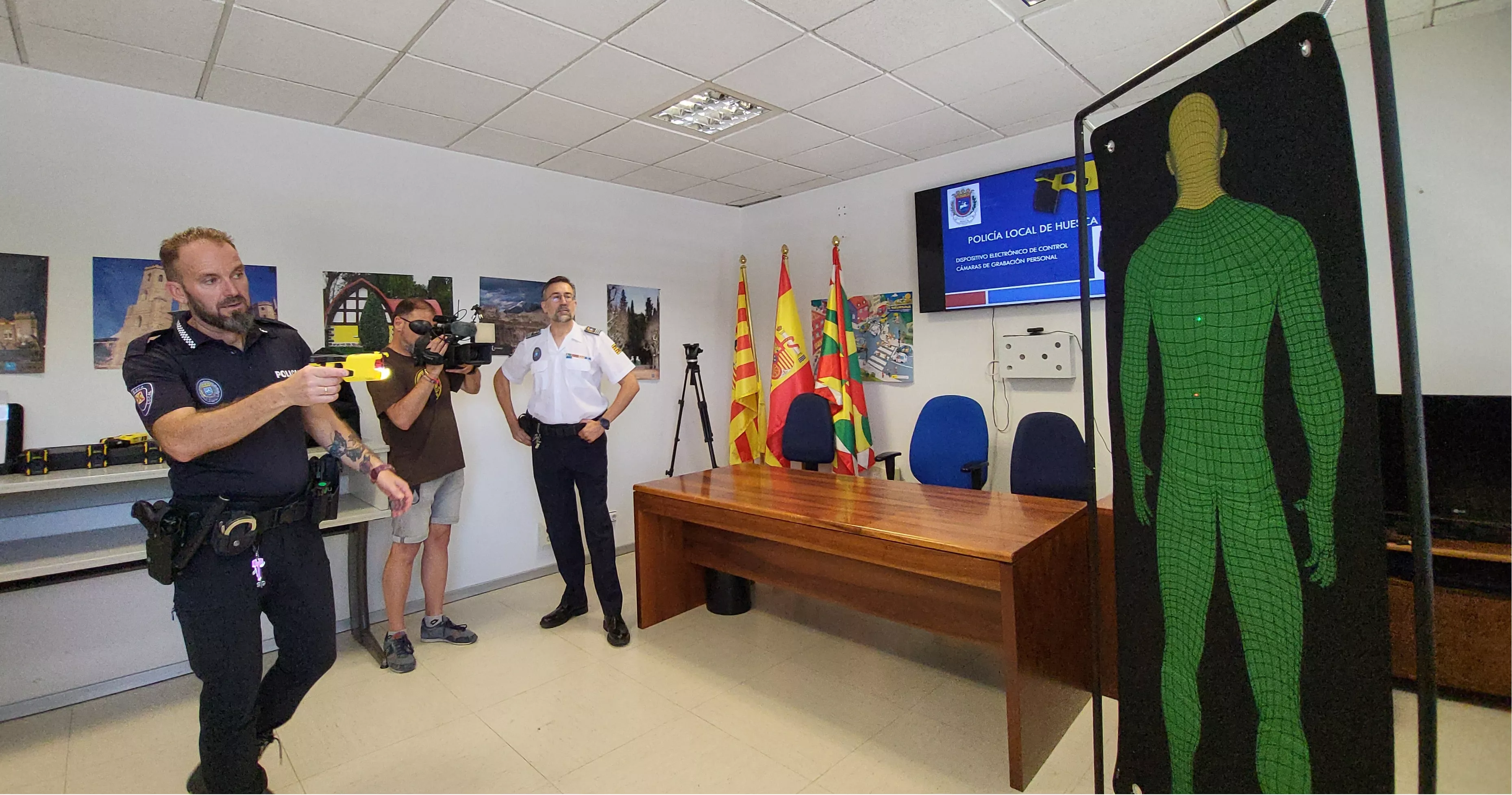 Presentación de las pistolas táser de la Policía Local de Huesca. Foto Mercedes Manterola