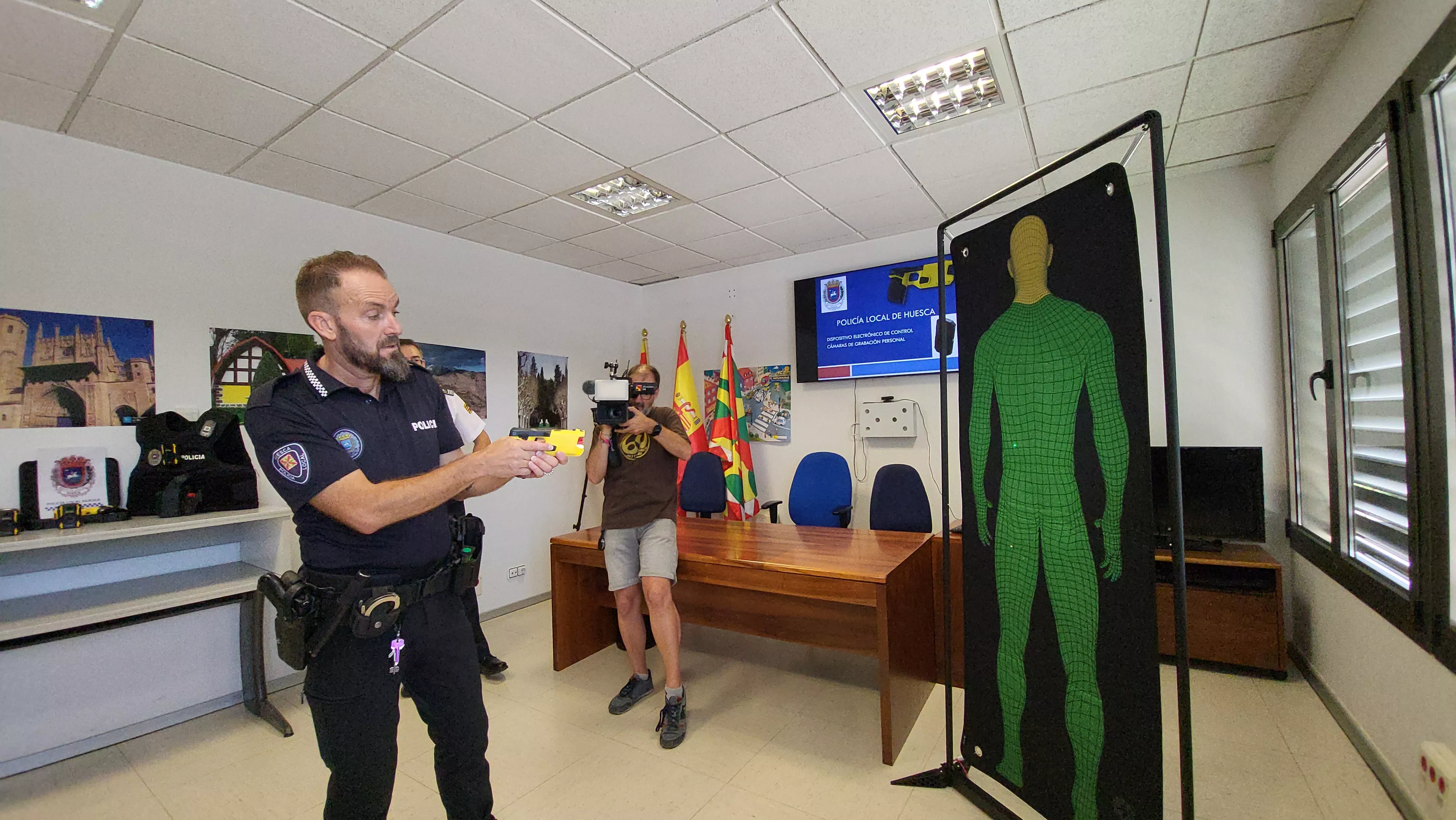 Presentación de las pistolas táser de la Policía Local de Huesca. Foto Mercedes Manterola