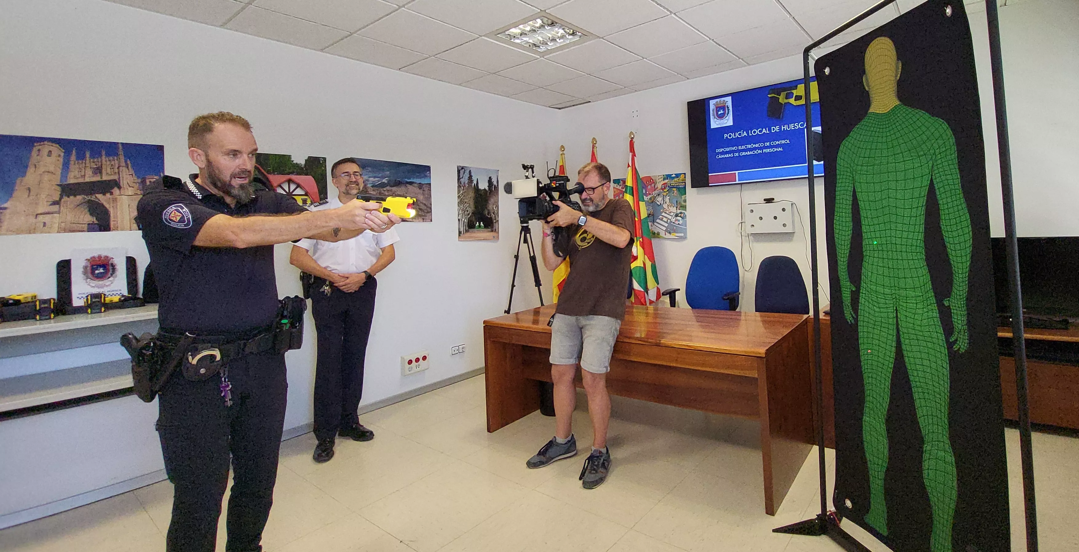 Presentación de las pistolas táser de la Policía Local de Huesca. Foto Mercedes Manterola