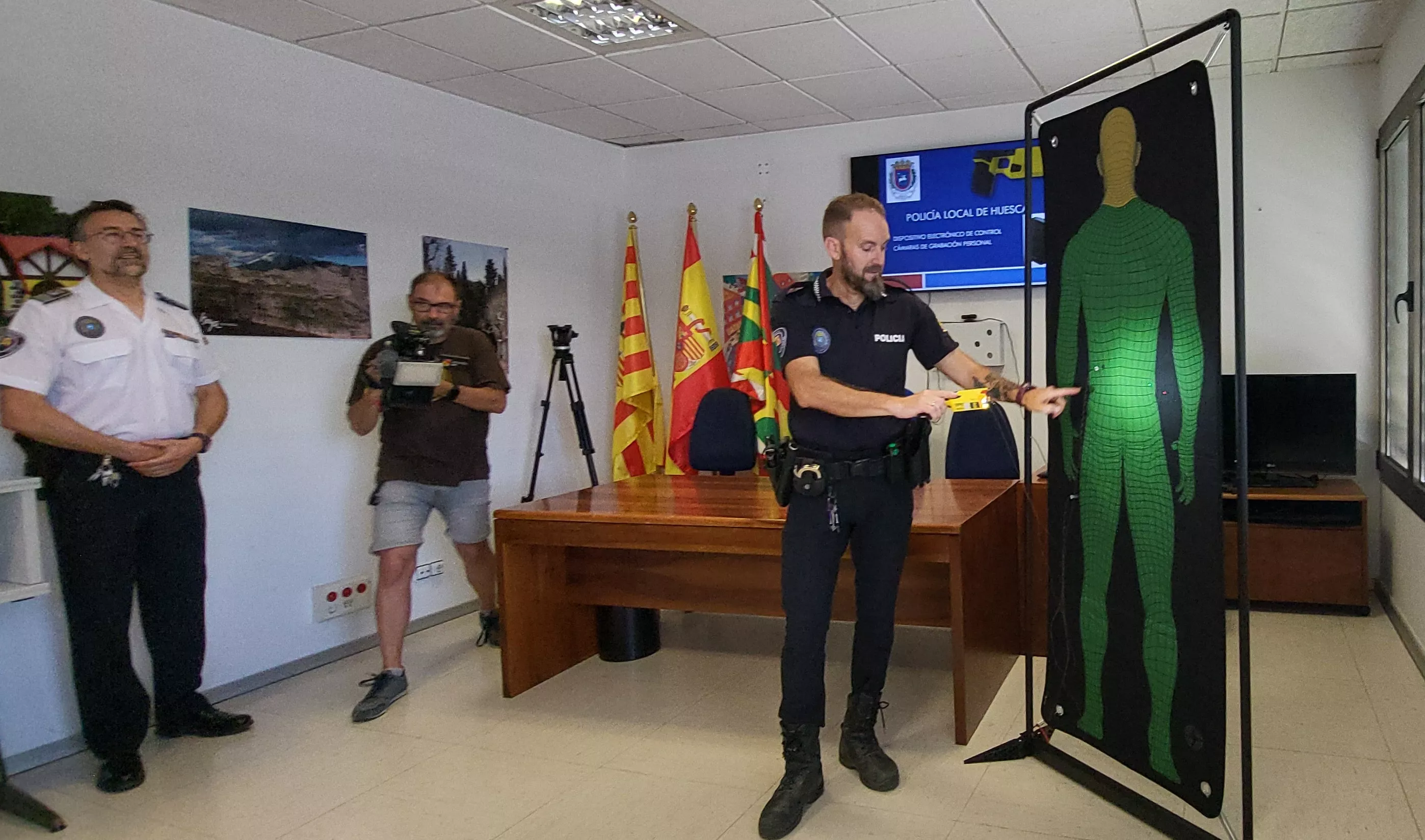Presentación de las pistolas táser de la Policía Local de Huesca. Foto Mercedes Manterola