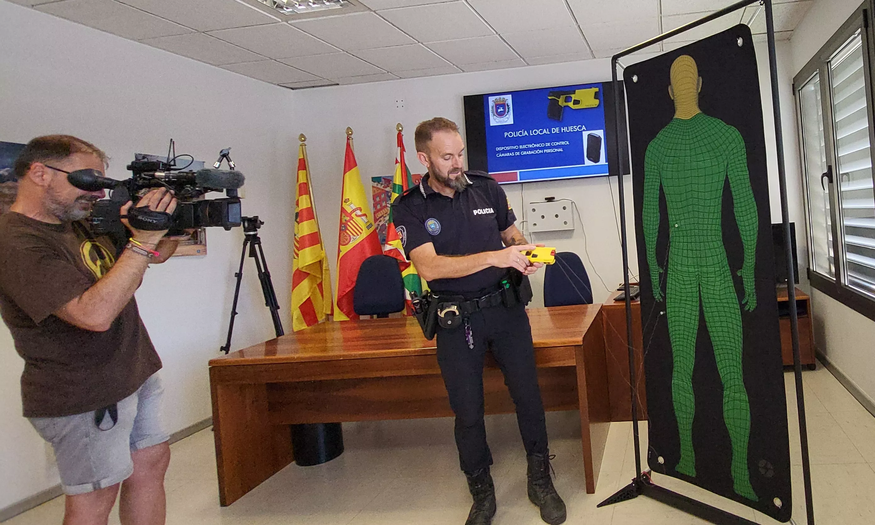 Presentación de las pistolas táser de la Policía Local de Huesca. Foto Mercedes Manterola