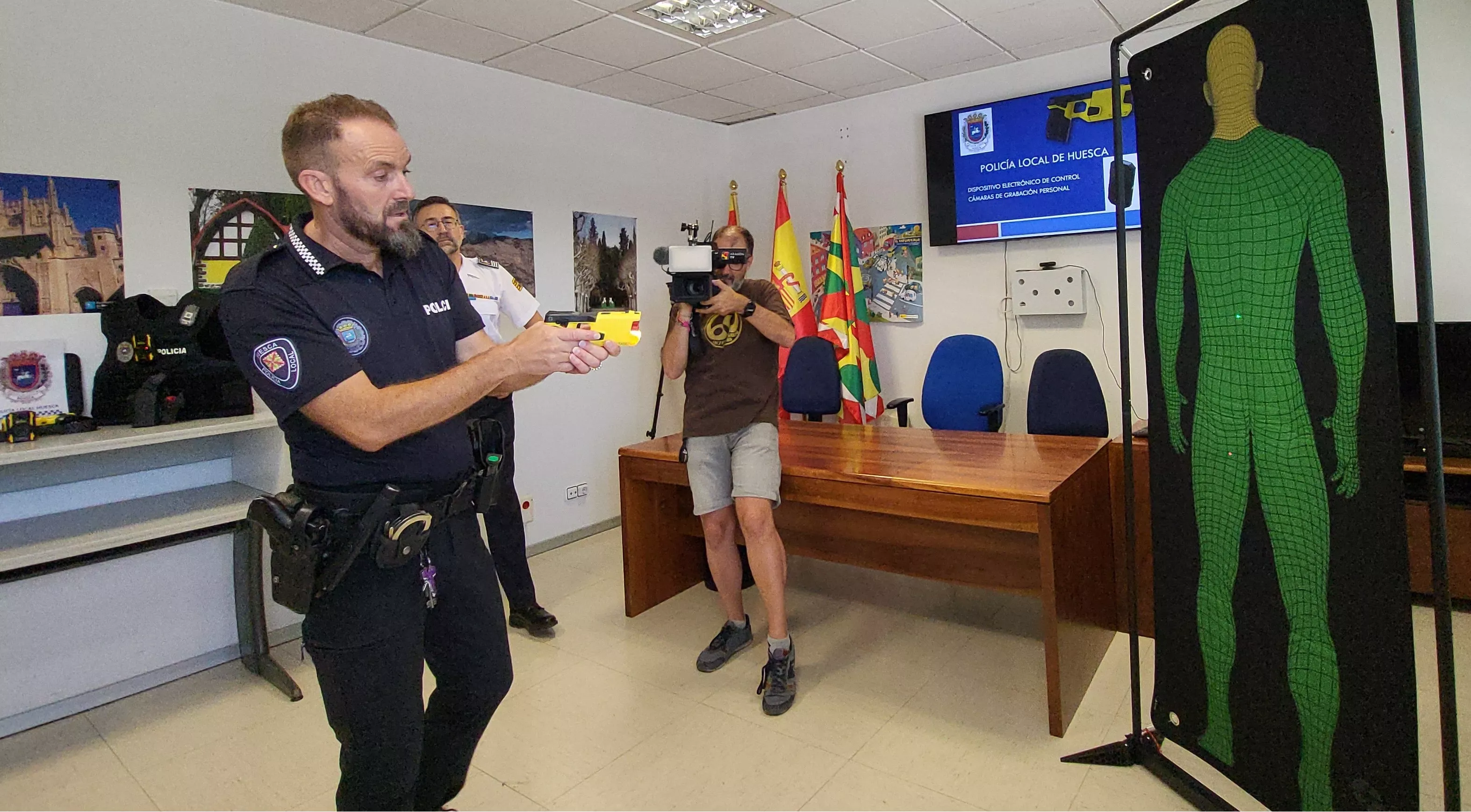 Presentación de las pistolas táser de la Policía Local de Huesca. Foto Mercedes Manterola
