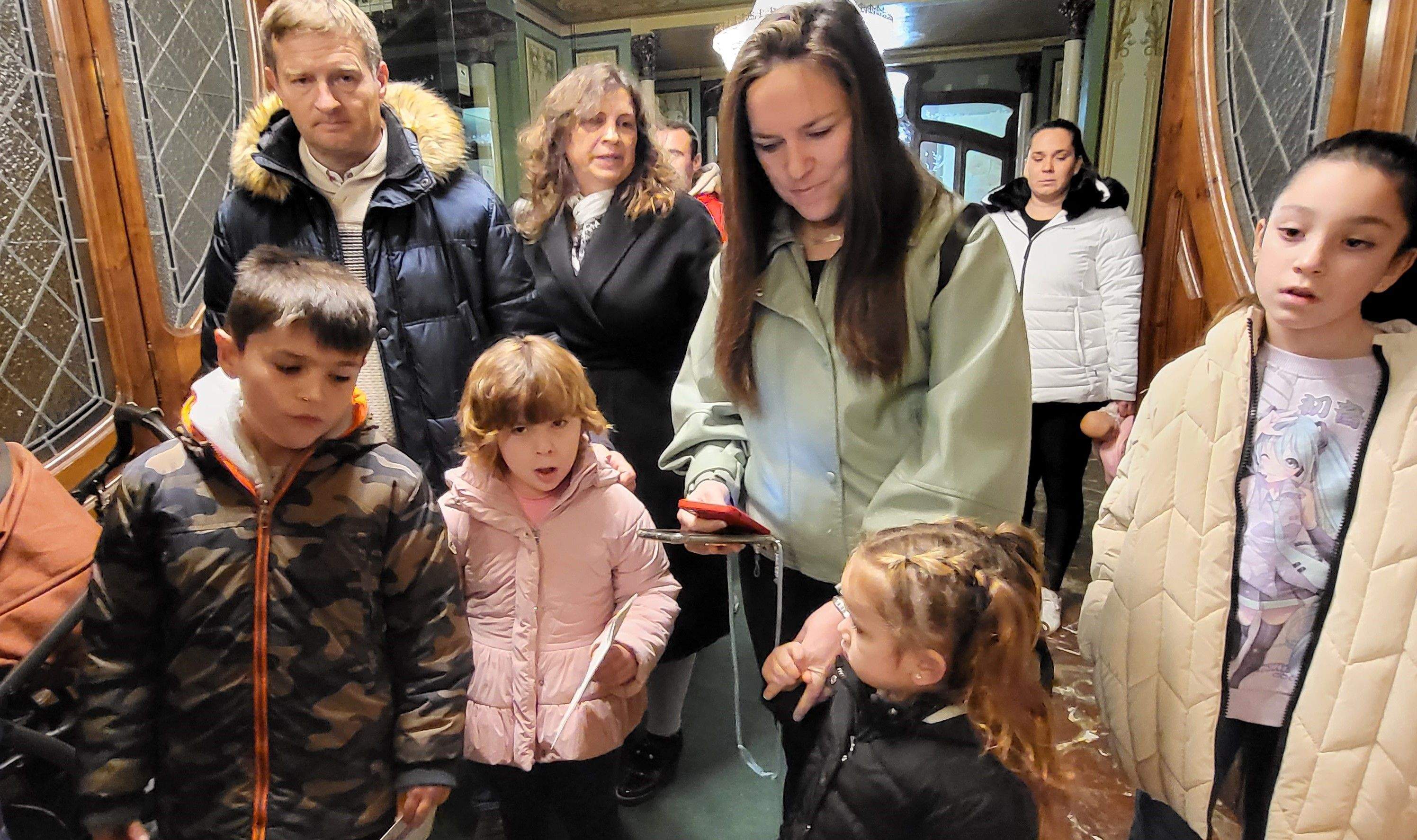Los pajes reales reciben las cartas de los niños y niñas oscenses.