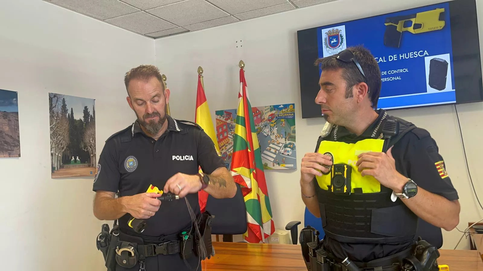 Presentación de las pistolas táser de la Policía Local de Huesca. Foto Mercedes Manterola