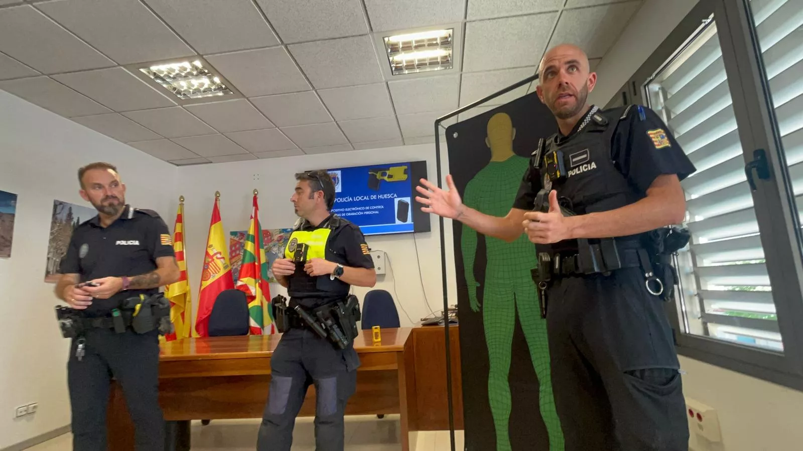 Presentación de las pistolas táser de la Policía Local de Huesca. Foto Mercedes Manterola