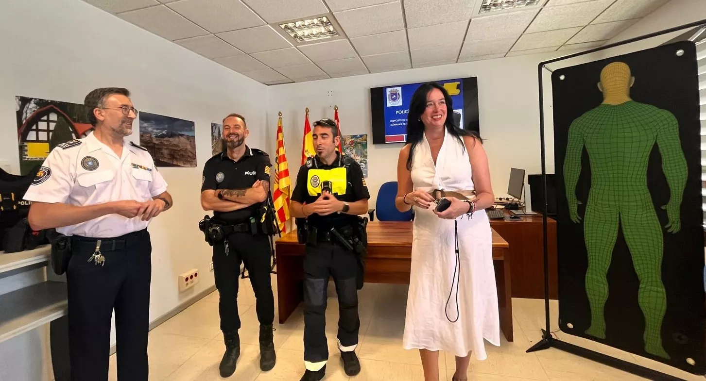 Presentación de las pistolas táser de la Policía Local de Huesca. Foto Mercedes Manterola