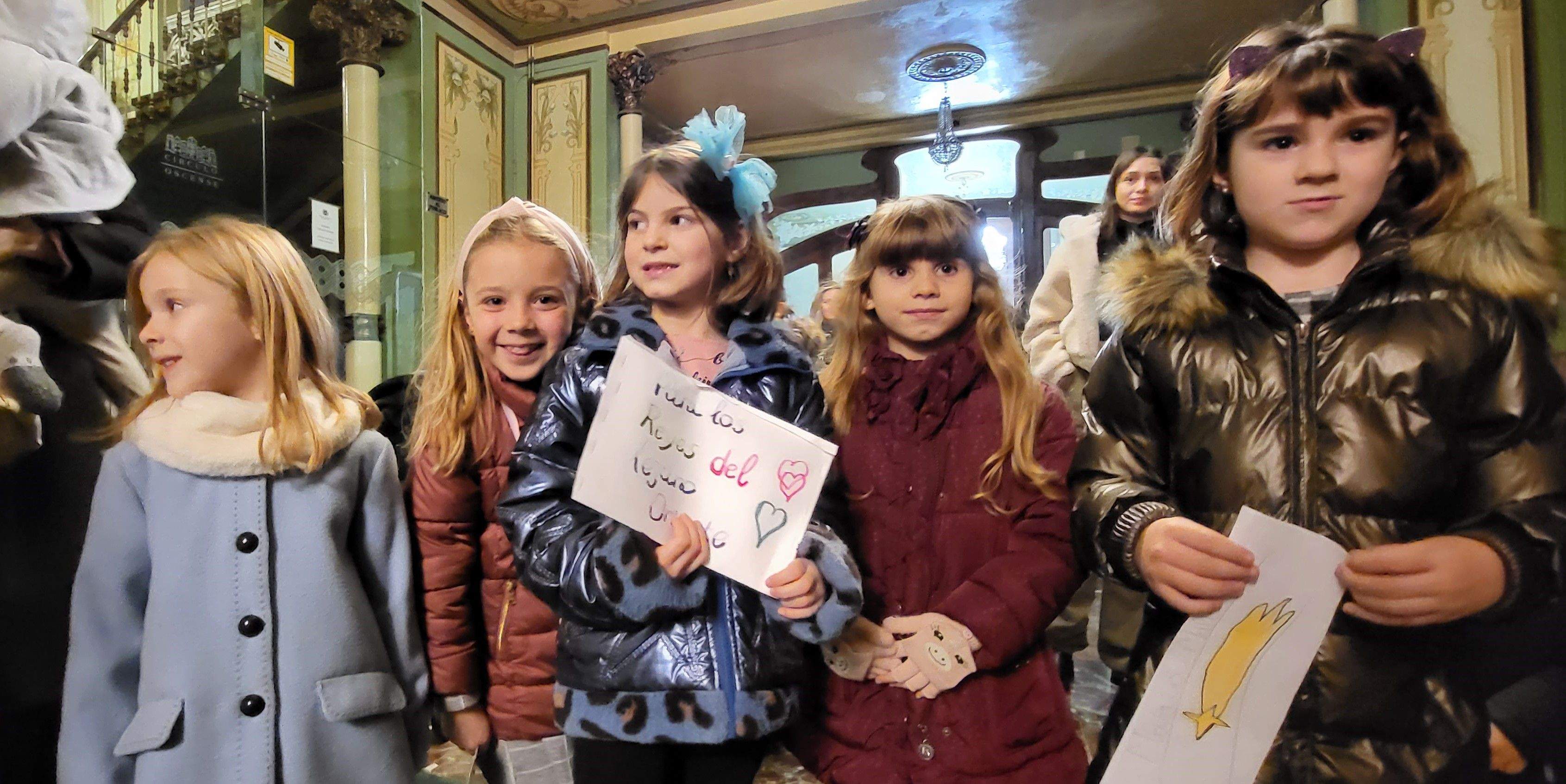Los pajes reales reciben las cartas de los niños y niñas oscenses.