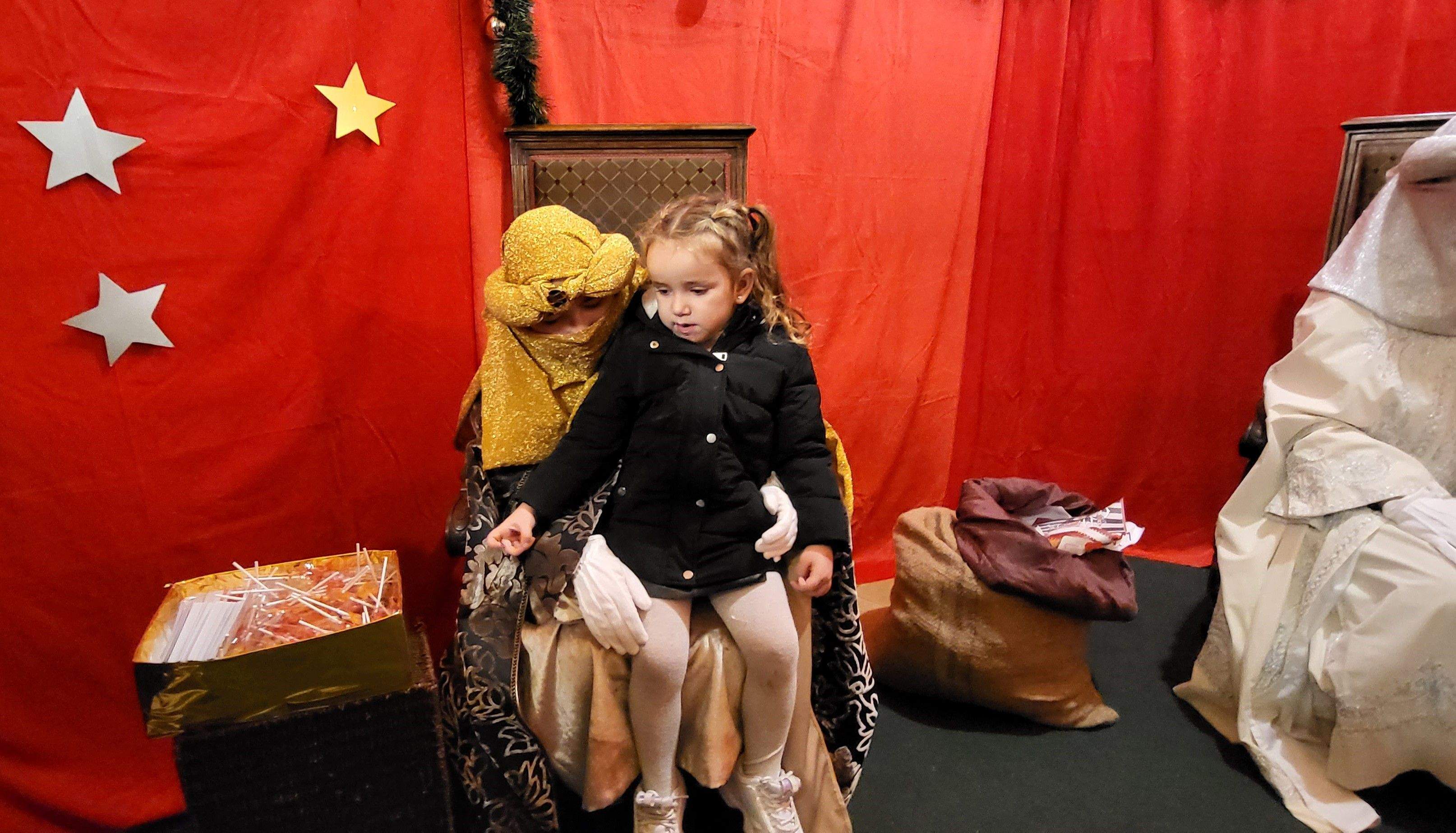 Los pajes reales reciben las cartas de los niños y niñas oscenses.